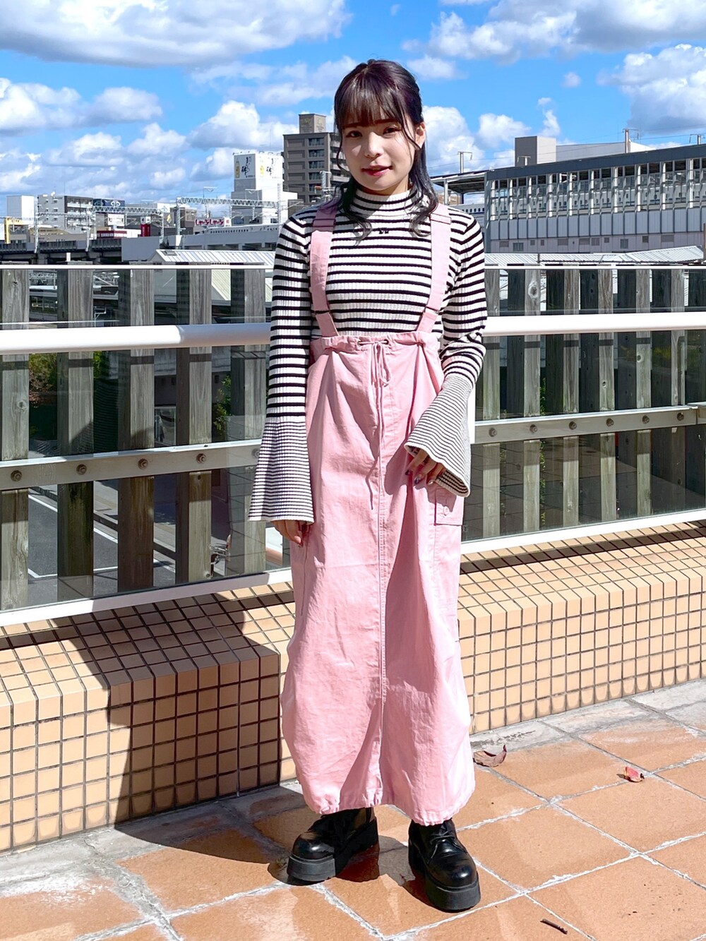 「wcloset、w closet、ダブルクローゼット、alleybywcloset、アリーバイダブルクローゼット、N3B、ブルゾン、冬アウター、冬コーデ、オトナカジュアル、カーゴスカート、カラーコーデ、ボーダーニット、ピンクコーデ、骨格ストレート」｜「Alley by w closetの【マルチウェイ】【Alley】N-3Bブルゾン（ミリタリージャケット、グリーン系）」を使った、Shiho Moriokaさん（レディース・157cm）の秋コーディネートの5枚目の写真