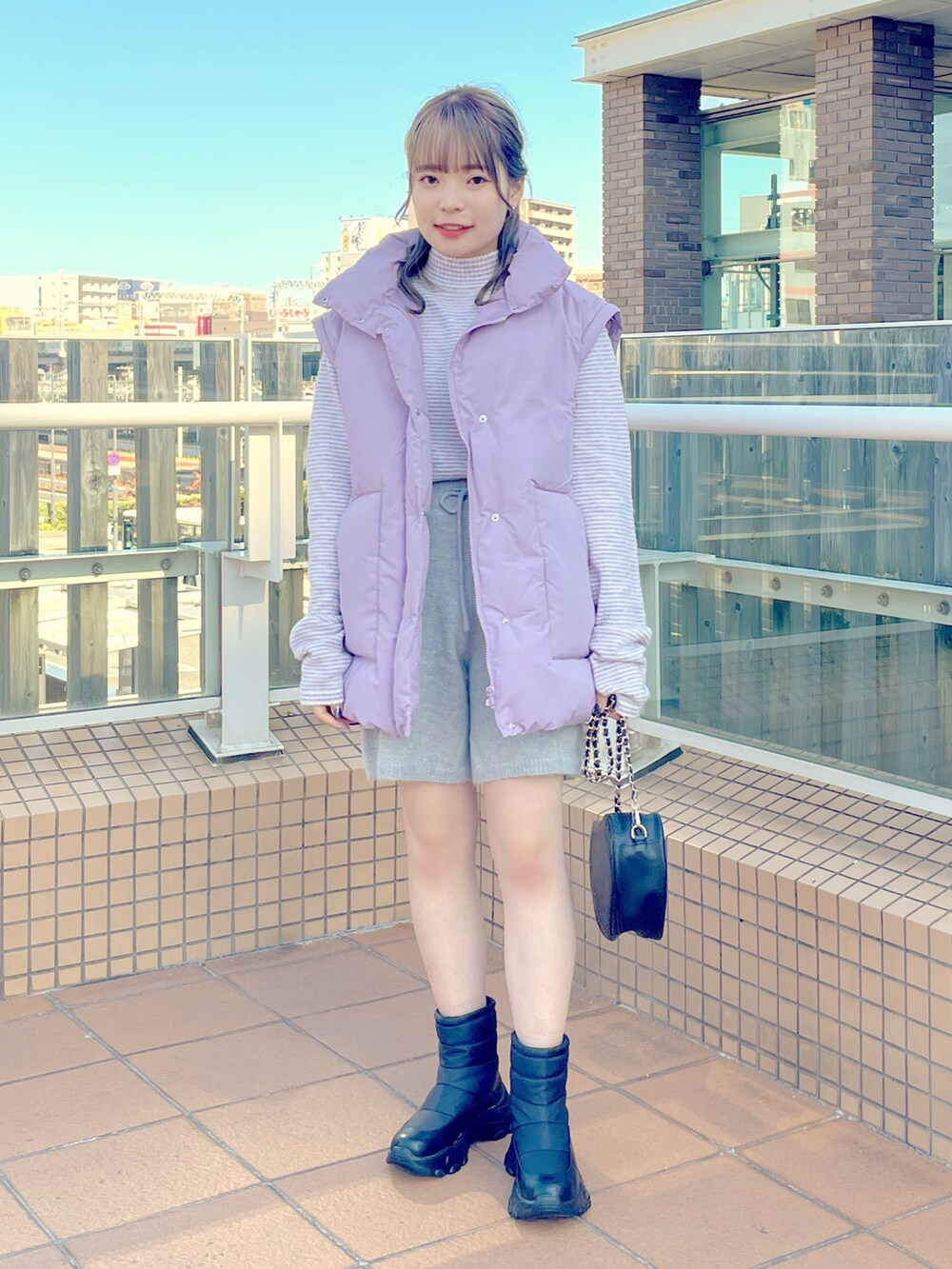 「wcloset、w closet、ダブルクローゼット、冬コーデ、秋服、お出かけコーデ、カジュアルコーデ、カラーコーデ、ダウンベスト、ダウンジャケット、ショートパンツ、ラベンダー、BOAライナー、骨格ストレート」｜「w closetの【2WAY】中綿ブルゾン（ダウンジャケット/コート、パープル系）」を使った、Shiho Moriokaさん（レディース・157cm）の秋コーディネートの2枚目の写真