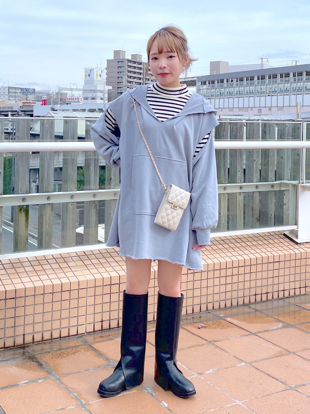 「wcloset、w closet、ダブルクローゼット、冬コーデ、お出かけコーデ、カジュアルコーデ、ロングブーツ、ミニワンピ、スウェット、スウェットワンピース、ボーダー、ボーダーニット、カラーコーデ、骨格ストレート」｜「w closetのリブフレアスリーブハイネックプルオーバー（ニット/セーター、ホワイト系）」を使った、Shiho Moriokaさん（レディース・157cm）の冬コーディネートの2枚目の写真