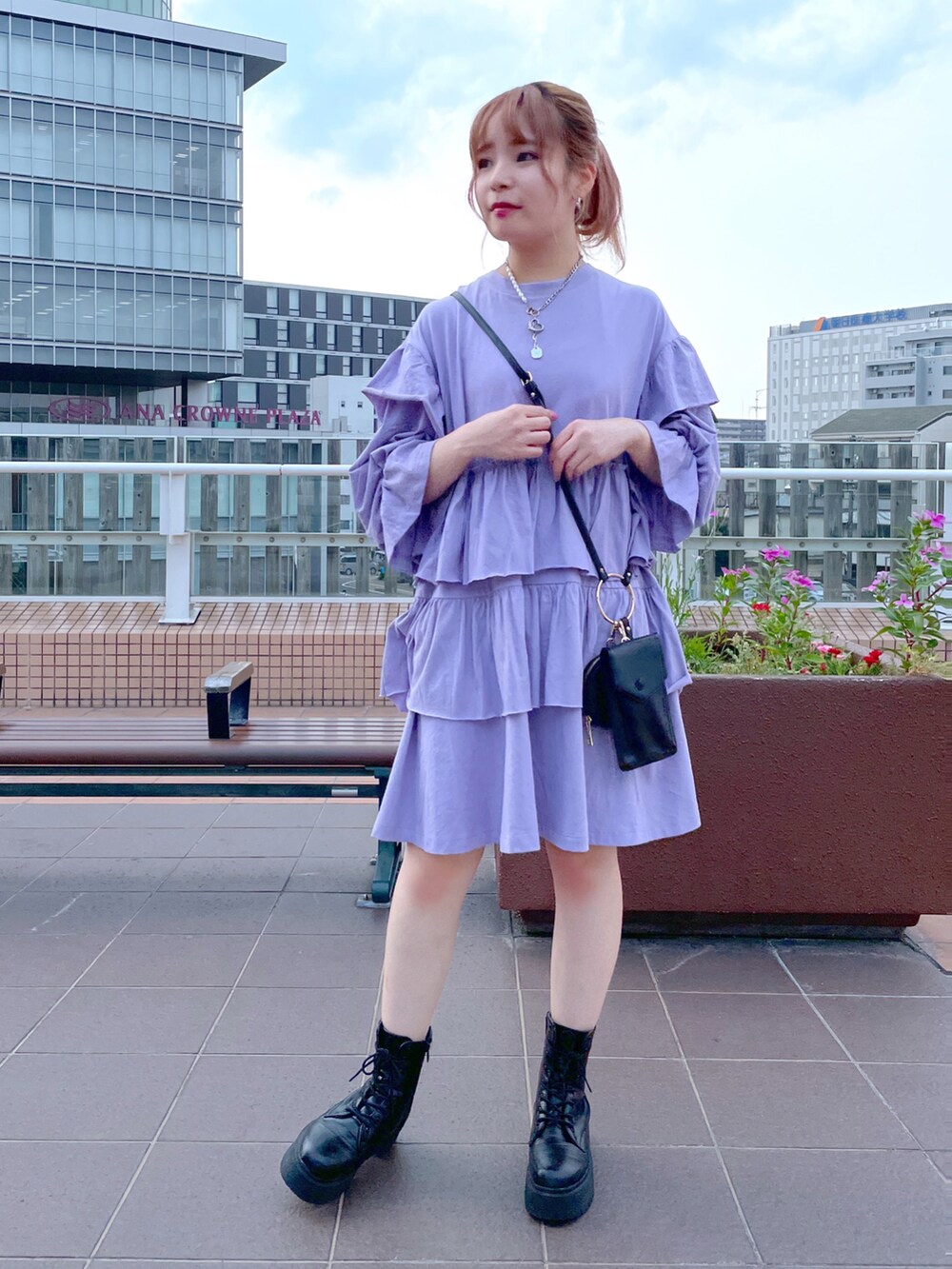 「alleybywcloset、アリーバイダブルクローゼット、チュニック、チュニックワンピ、ミニワンピ、ティアード、ティアードワンピース、ワンピース、ワンピーススタイル、カラーコーデ、ラベンダー、パープル、韓国ファッション、秋のコーデ、骨格ストレート」｜「Alley by w closetの【Alley】ティアードフリルチュニック（チュニック、パープル系）」を使った、Shiho Moriokaさん（レディース・157cm）の夏コーディネートの2枚目の写真