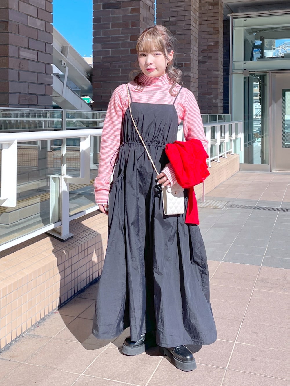 「wcloset、w closet、ダブルクローゼット、alleybywcloset、アリーバイダブルクローゼット、秋のコーデ、冬コーデ、カラーコーデ、赤、キャミワンピ、ハート、スマホショルダー、レイヤードスタイル、骨格ストレート、カジュアルコーデ」｜「Alley by w closetの【2WAY】【Alley】ハートニットカーディガン（ニット/セーター、レッド系）」を使った、Shiho Moriokaさん（レディース・157cm）の秋コーディネートの3枚目の写真