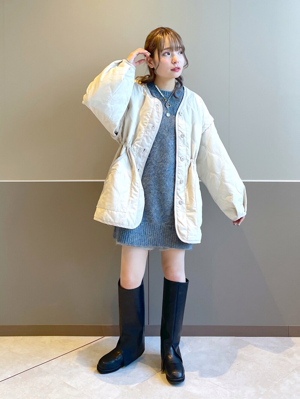 「wcloset、w closet、ダブルクローゼット、冬コーデ、冬、キルティング、ボアベスト、カジュアルコーデ、ロングブーツ、ニット、カラーニット、ミニ丈、カラーコーデ、大人かわいい、骨格ストレート」｜「w closetの【マルチウェイ】中綿キルティングVネックジャケット（ミリタリージャケット、ホワイト系）」を使った、Shiho Moriokaさん（レディース・157cm）の秋コーディネートの2枚目の写真