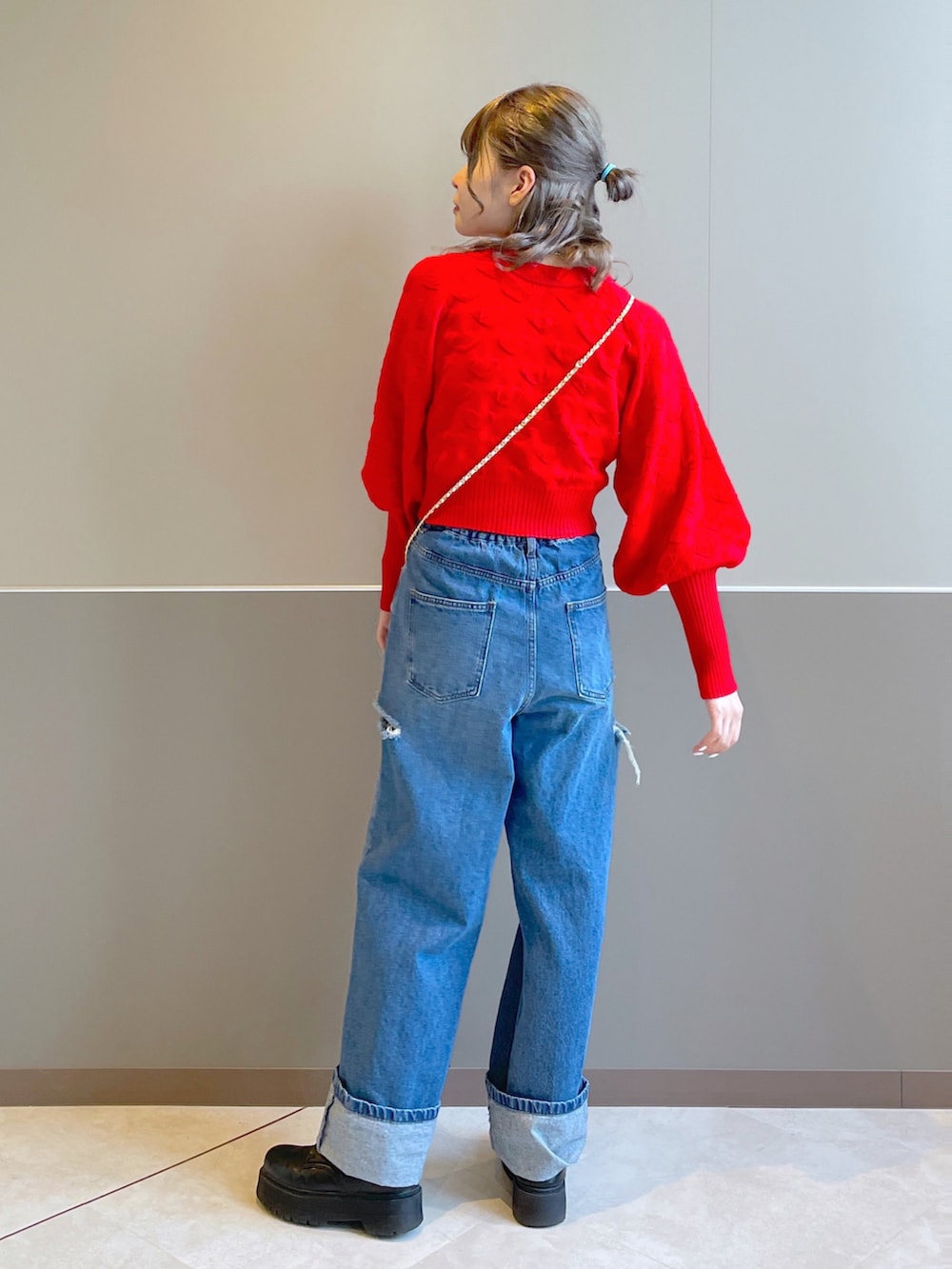 「wcloset、w closet、ダブルクローゼット、alleybywcloset、アリーバイダブルクローゼット、カラーニット、カラーコーデ、ダメージデニムパンツ、ショート丈トップス、ハート、ポップ、カジュアルガーリー、ショルダーバッグ、骨格ストレート」｜「Alley by w closetの【2WAY】【Alley】ハートニットカーディガン（ニット/セーター、レッド系）」を使った、Shiho Moriokaさん（レディース・157cm）の秋コーディネートの3枚目の写真