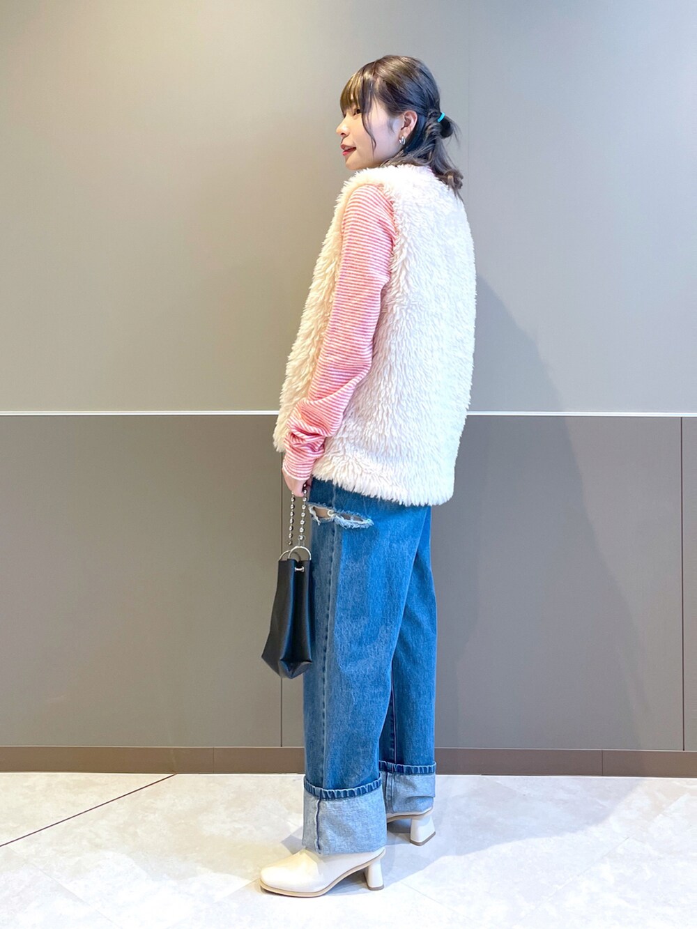 「wcloset、w closet、ダブルクローゼット、秋コーデ、オトナ女子、カジュアル、カジュアルコーデ、ファーベスト、ボーダー、ボーダートップス、ボーダーニット、デニム、デニムパンツ、ダメージデニムパンツ、骨格ストレート」｜「w closetのマイクロボーダーハイネックニットプルオーバー（ニット/セーター、レッド系）」を使った、Shiho Moriokaさん（レディース・157cm）の秋コーディネートの3枚目の写真