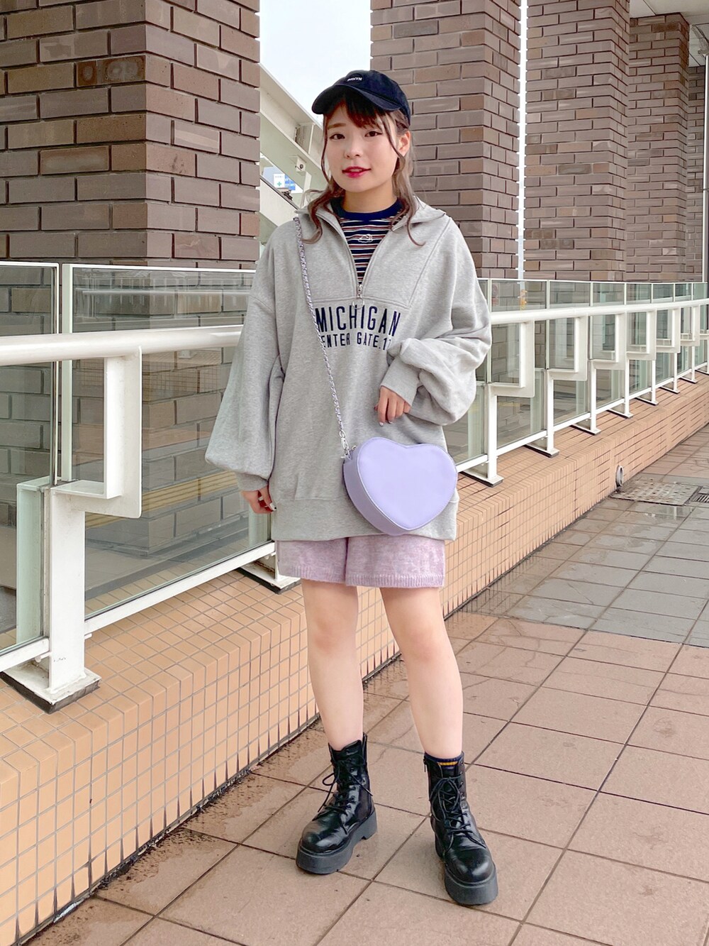 「wcloset、w closet、ダブルクローゼット、秋服コーデ、カジュアルコーデ、スウェット、ハーフジップ、ボーダー、ショートブーツ、ショートパンツ、ニットパンツ、カラーコーデ、ハートバッグ、カジュアル、骨格ストレート」｜「w closetのハーフZIP刺繍スウェット（スウェット、グレー系）」を使った、Shiho Moriokaさん（レディース・157cm）の秋コーディネートの2枚目の写真