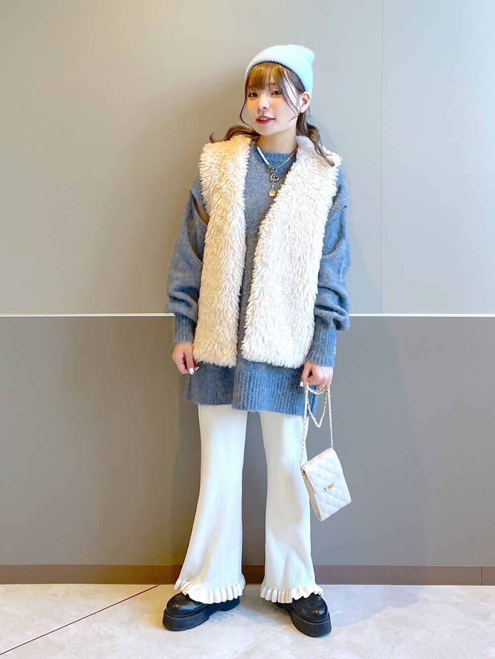 「wcloset、w closet、ダブルクローゼット、ファーベスト、ニット、肌見せ、カジュアルコーデ、冬コーデ、秋コーデ、オトナカジュアル、リブパンツ、カラーコーデ、シンプルコーデ、ゆるコーデ、骨格ストレート」｜「w closetのボリュームフェイクファーベスト（ベスト、ベージュ系）」を使った、Shiho Moriokaさん（レディース・157cm）の秋コーディネートの2枚目の写真