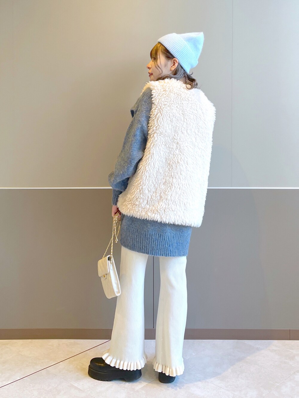 「wcloset、w closet、ダブルクローゼット、ファーベスト、ニット、肌見せ、カジュアルコーデ、冬コーデ、秋コーデ、オトナカジュアル、リブパンツ、カラーコーデ、シンプルコーデ、ゆるコーデ、骨格ストレート」｜「w closetのボリュームフェイクファーベスト（ベスト、ベージュ系）」を使った、Shiho Moriokaさん（レディース・157cm）の秋コーディネートの3枚目の写真