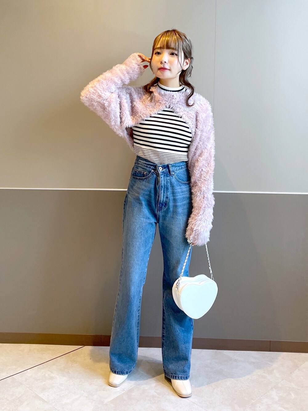 「wcloset、w closet、秋冬コーデ、カジュアルガーリー、大人かわいい、フェザー、ボーダーニット、デニム、フレアデニム、カラーコーデ、ショート丈トップス、骨格ストレート、デニムパンツ、ブーツ、ダブルクローゼット」｜「w closetの【マルチウェイ】フェザーヤーンボレロ&リブキャミソールSET（ニット/セーター、ピンク系）」を使った、Shiho Moriokaさん（レディース・157cm）の秋コーディネートの2枚目の写真