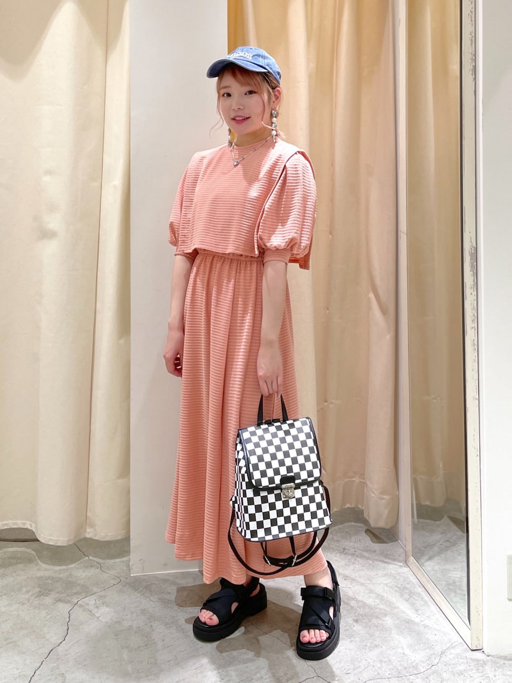 「w closet、wcloset、ダブルクローゼット、ワンピース、ラクチンコーデ、夏コーデ、きれいめカジュアル、サンダル、骨格ストレート、ピンク、カラーコーデ、キャップ、カジュアルガーリー、休日コーデ、スポーツサンダル」|「w closetのフェイクレイヤード半袖ワンピース(ワンピース、ピンク系)」を使った、Shiho Moriokaさん(レディース・157cm)の夏コーディネートの2枚目の写真