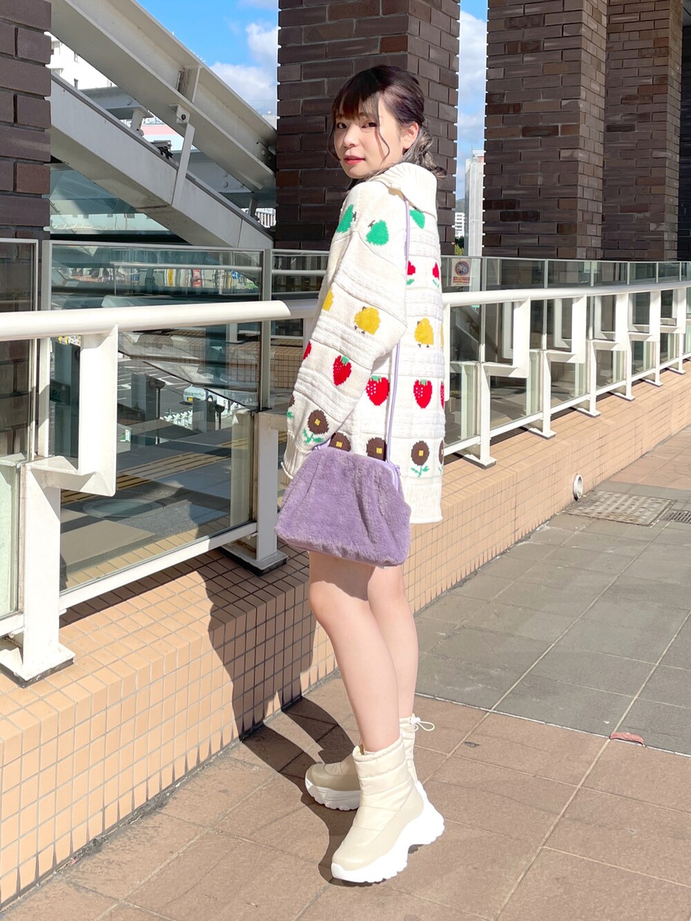「wcloset、w closet、ダブルクローゼット、alleybywcloset、アリーバイダブルクローゼット、秋のコーデ、秋服、冬コーデ、柄ニット、ポップ、ショートパンツ、スニーカーブーツ、カラーコーデ、ニットパンツ、骨格ストレート」｜「w closetの【Alley】ヒヨコ・お花・イチゴのBIGニット（トップス、その他）」を使った、Shiho Moriokaさん（レディース・157cm）の秋コーディネートの3枚目の写真