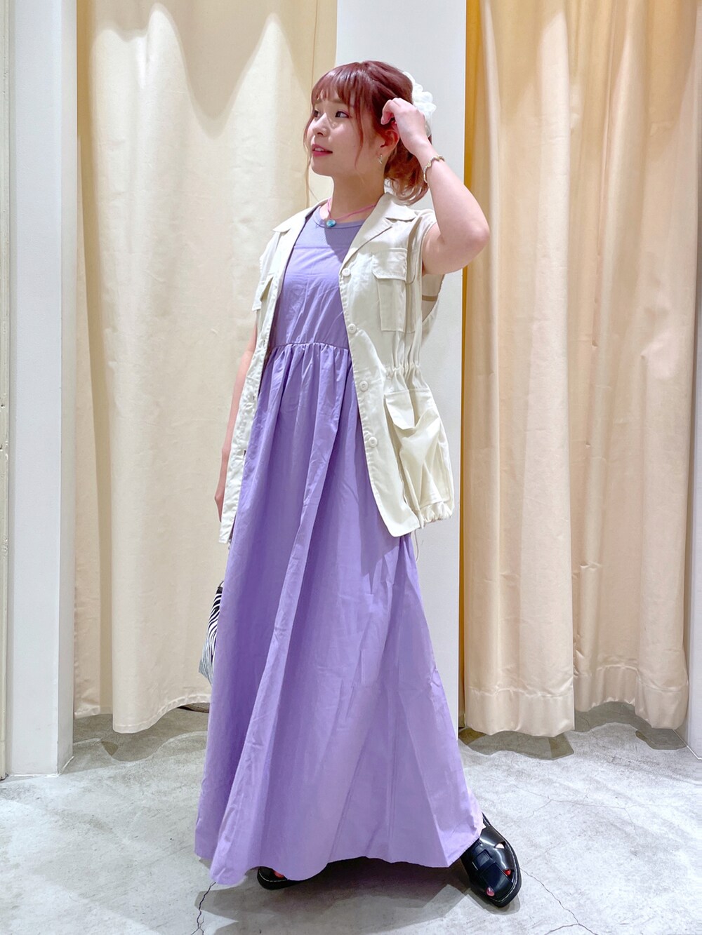 「wcloset、w closet、ダブルクローゼット、夏コーデ、オトナカワイイ、カジュアルガーリー、キャミワンピ、ベスト、大人女子、ゼブラ柄、きれいめカジュアル、カラー×コーデ、ワンピース、ワンピースコーデ、骨格ストレート」|「w closetのオープンカラーミリタリーベスト(ベスト、ホワイト系)」を使った、Shiho Moriokaさん(レディース・157cm)の夏コーディネートの2枚目の写真