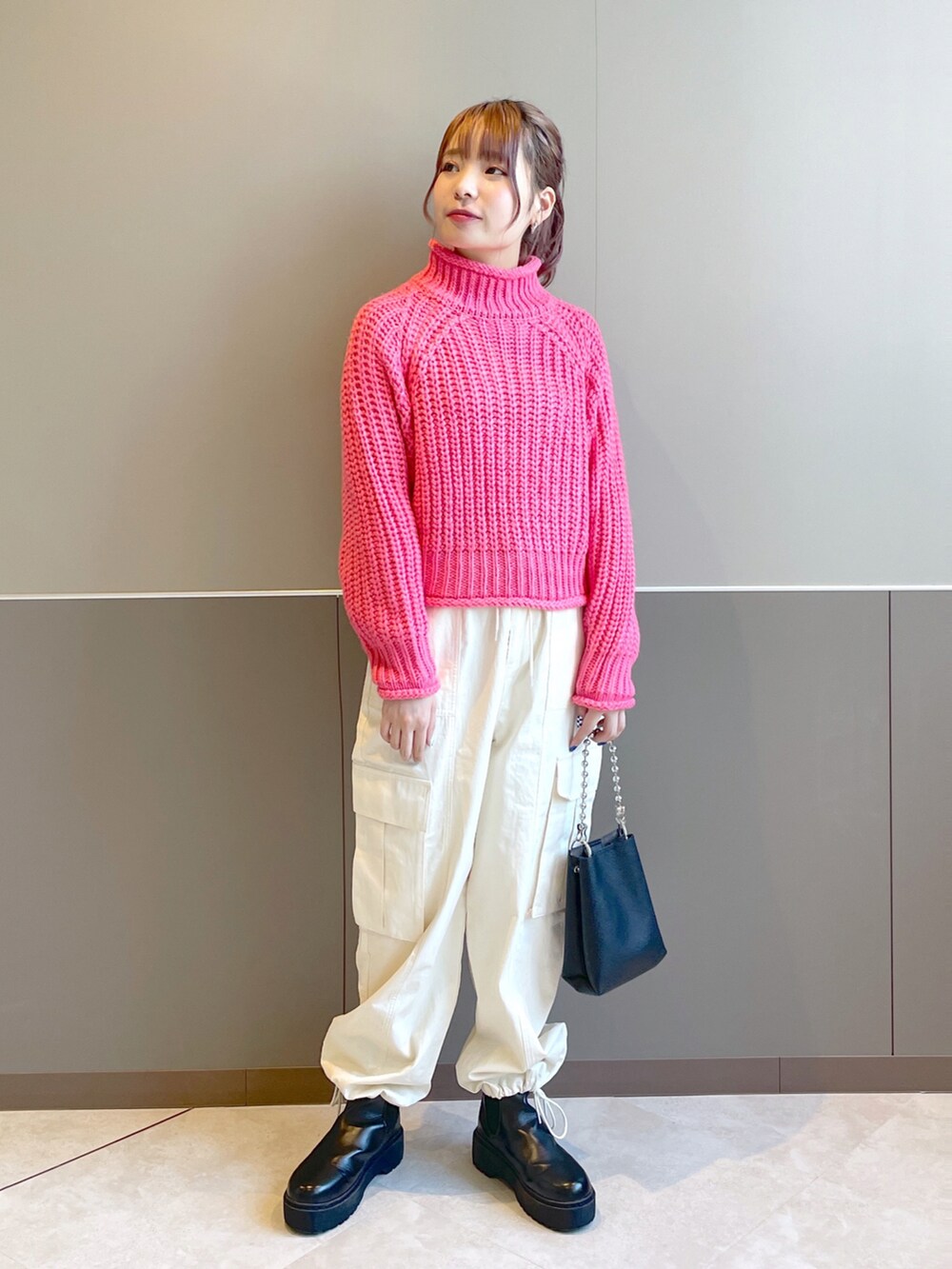 「wcloset、w closet、ダブルクローゼット、秋のコーデ、カジュアルコーデ、ゆるコーデ、ニット、カラーニット、タートルニット、カーゴパンツ、ピンク、カラーコーデ、骨格ストレート」｜「Alley by w closetの【Alley】オフタートルニットプルオーバー（ニット/セーター、ピンク系）」を使った、Shiho Moriokaさん（レディース・157cm）の秋コーディネートの2枚目の写真