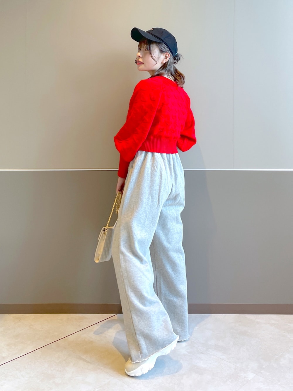「wcloset、w closet、ダブルクローゼット、秋のコーデ、カジュアル、カジュアルスタイル、ショート丈トップス、ハート、カラーコーデ、スウェットパンツ、スニーカーブーツ、オトナカジュアル、韓国ファッション、韓国コーデ、骨格ストレート」｜「Alley by w closetの【2WAY】【Alley】ハートニットカーディガン（ニット/セーター、レッド系）」を使った、Shiho Moriokaさん（レディース・157cm）の秋コーディネートの4枚目の写真