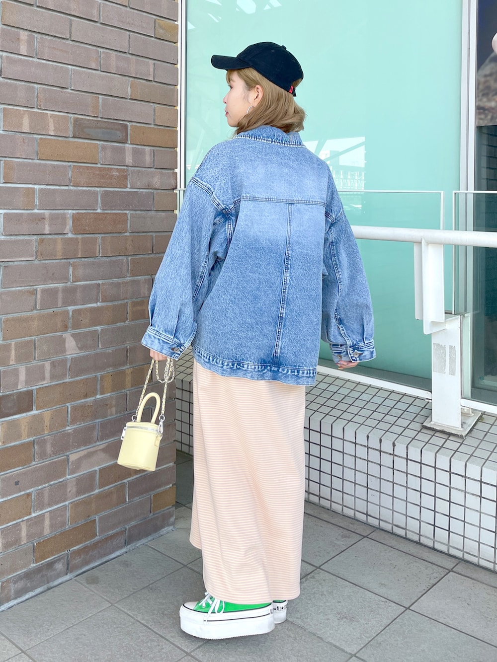 「wcloset、ダブルクローゼット、ダブクロ、春コーデ、オトナカワイイ、休日コーデ、大人カジュアル、デニムジャケット、Gジャン、春カラー、ワンピース、デニムコーデ、お花見コーデ、パステル映える春、骨格ストレート」｜「w closetのビッグデニムジャケット（デニムジャケット、ブルー系）」を使った、Shiho Moriokaさん（レディース・157cm）の春コーディネートの3枚目の写真