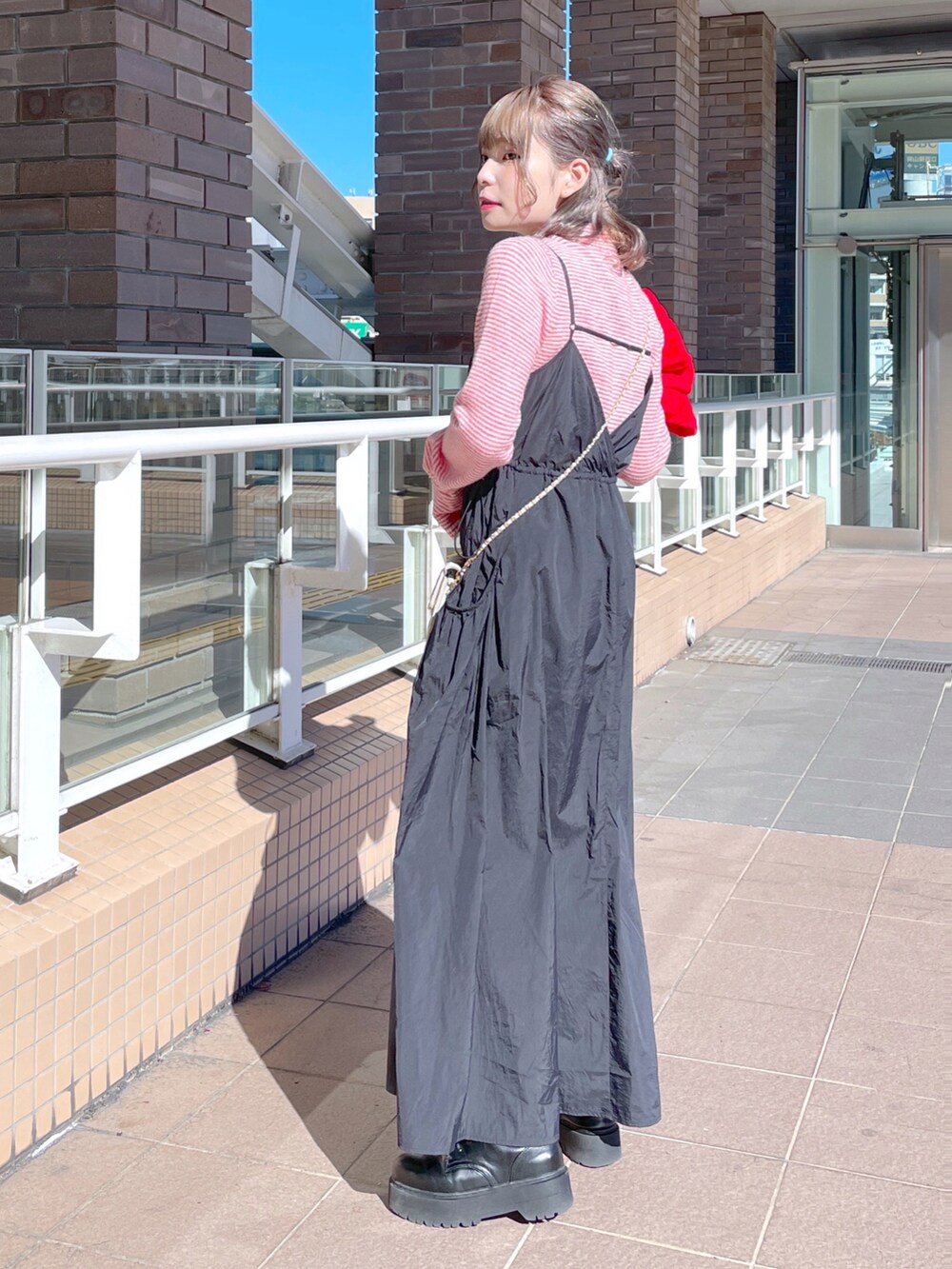 「wcloset、w closet、ダブルクローゼット、alleybywcloset、アリーバイダブルクローゼット、秋のコーデ、冬コーデ、カラーコーデ、赤、キャミワンピ、ハート、スマホショルダー、レイヤードスタイル、骨格ストレート、カジュアルコーデ」｜「Alley by w closetの【2WAY】【Alley】ハートニットカーディガン（ニット/セーター、レッド系）」を使った、Shiho Moriokaさん（レディース・157cm）の秋コーディネートの4枚目の写真