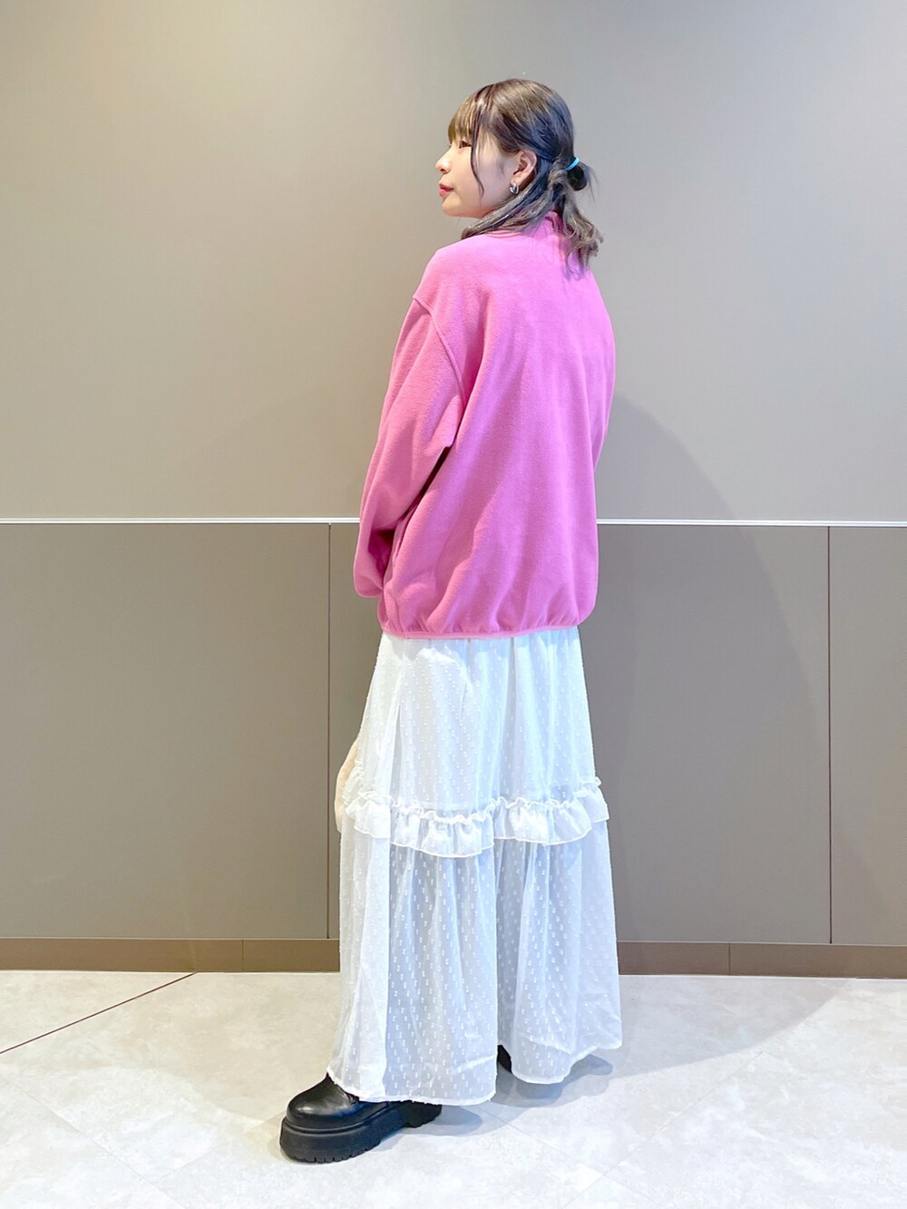 「w closet、wcloset、ダブルクローゼット、カジュアル、カジュアルガーリー、甘辛mix、甘辛コーデ、フリース、ワンピース、レースワンピース、フリルワンピース、カラーコーデ、ピンク、骨格ストレート」｜「w closetの★先行予約★フリースハーフスナッププルオーバー【11月中旬入荷】（ジャケット/アウター、ピンク系）」を使った、Shiho Moriokaさん（レディース・157cm）の秋コーディネートの3枚目の写真