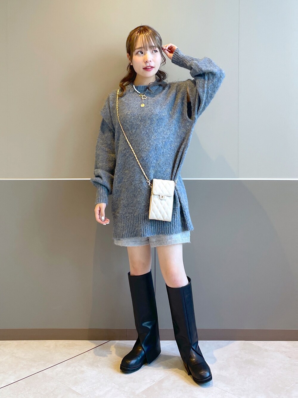 「wcloset、w closet、ダブルクローゼット、冬コーデ、冬、キルティング、ボアベスト、カジュアルコーデ、ロングブーツ、ニット、カラーニット、ミニ丈、カラーコーデ、大人かわいい、骨格ストレート」｜「w closetの【マルチウェイ】中綿キルティングVネックジャケット（ミリタリージャケット、ホワイト系）」を使った、Shiho Moriokaさん（レディース・157cm）の秋コーディネートの5枚目の写真