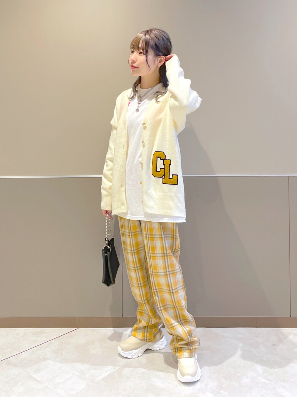 「wcloset、w closet、ダブルクローゼット、カーディガン、カジュアルコーデ、秋冬、パンツスタイル、ゆったりコーデ、レイヤードスタイル、カラーコーデ、レタードカーディガン、チェックパンツ、スニーカーブーツ、ミニバッグ、骨格ストレート」｜「w closetのロゴプリントロンT（Tシャツ/カットソー、ホワイト系）」を使った、Shiho Moriokaさん（レディース・157cm）の秋コーディネートの3枚目の写真