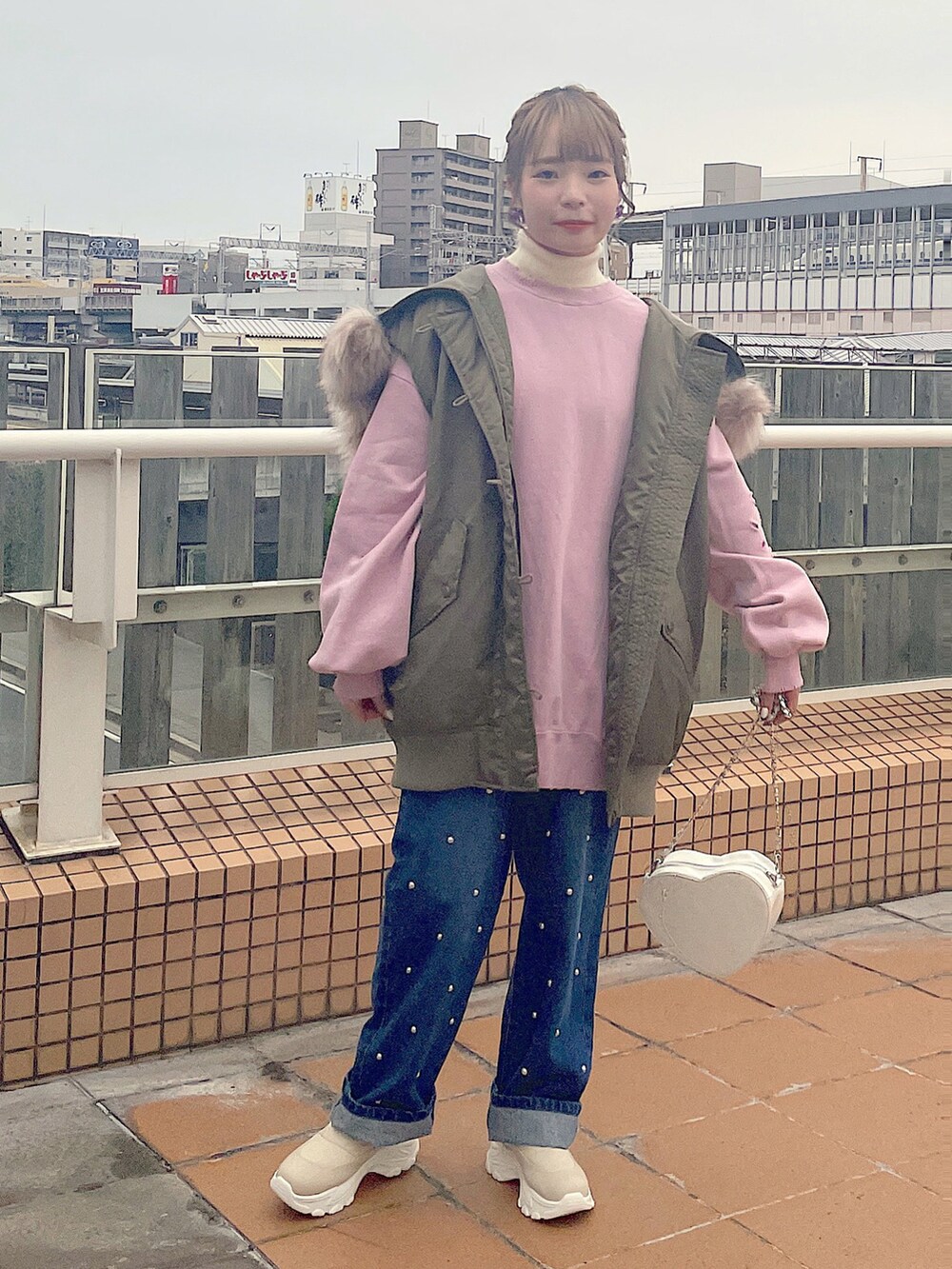 「wcloset、w closet、ダブルクローゼット、冬コーデ、秋冬コーデ、ベスト、N3B、カジュアルコーデ、パンツコーデ、スウェット、カラーコーデ、ピンク、パール、骨格ストレート」｜「Alley by w closetの【マルチウェイ】【Alley】N-3Bブルゾン（ミリタリージャケット、グリーン系）」を使った、Shiho Moriokaさん（レディース・157cm）の冬コーディネートの2枚目の写真