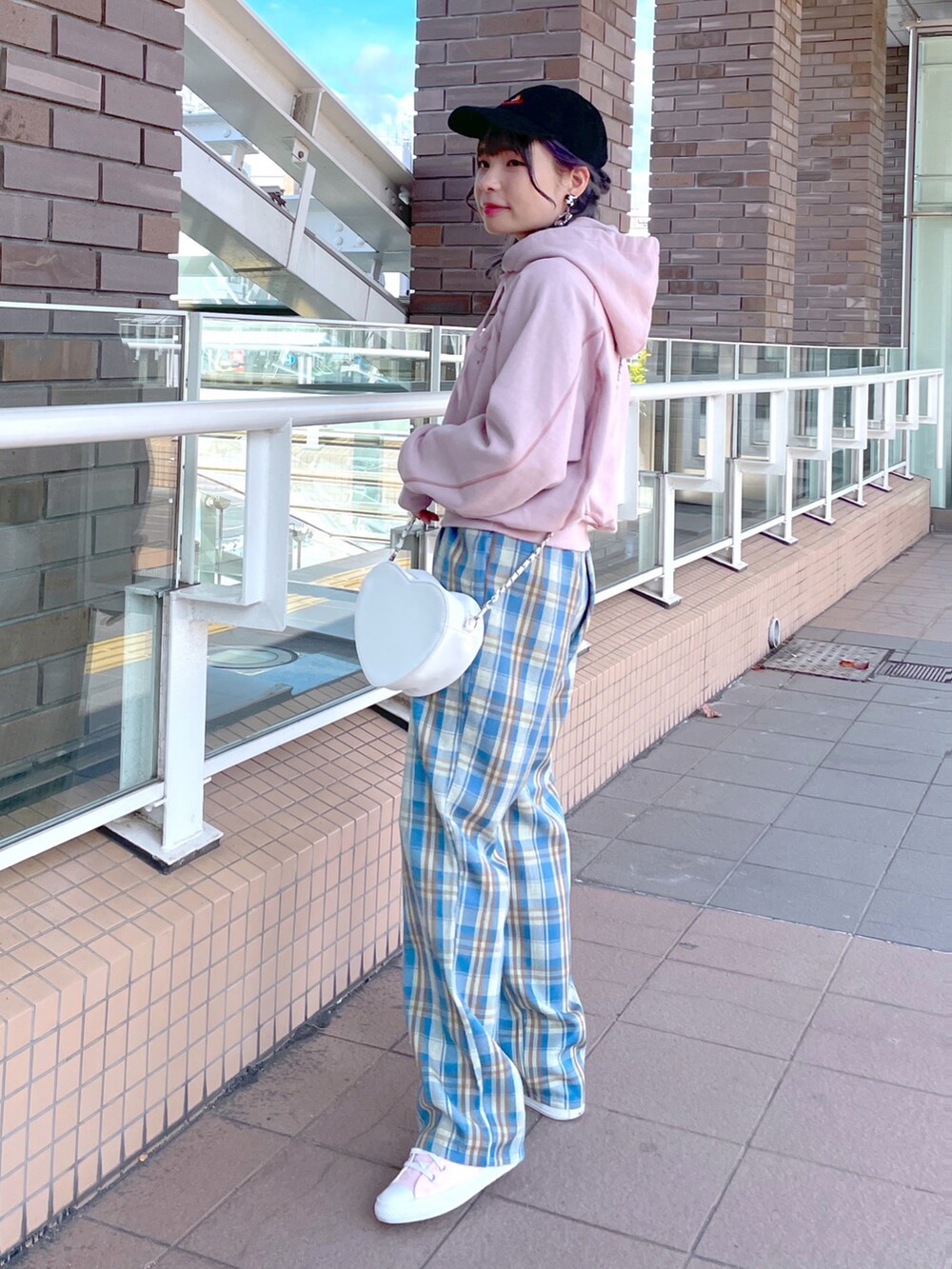 「wcloset、w closet、ダブルクローゼット、秋のコーデ、カジュアルコーデ、秋、ラクチンコーデ、カラーコーデ、カラー×コーデ、スウェット、バラクラバ、チェックパンツ、ピンクコーデ、ブルーコーデ、骨格ストレート」｜「w closetの【マルチウェイ】フーディバラクラバ＆スウェットSET（スウェット、ピンク系）」を使った、Shiho Moriokaさん（レディース・157cm）の秋コーディネートの3枚目の写真