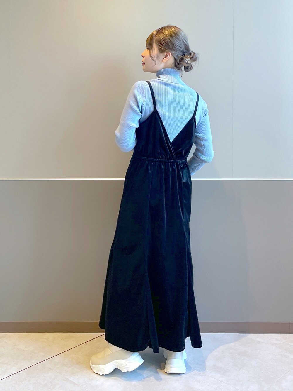 「wcloset、w closet、ダブルクローゼット、秋服コーデ、秋冬コーデ、オトナ女子、カーディガン、キャミワンピ、キャミワンピース、ハイネックニット、タートルネック、カラーコーデ、大人かわいい、トレンド、骨格ストレート」｜「w closetのブークレ起毛ロングカーディガン（カーディガン/ボレロ、ホワイト系）」を使った、Shiho Moriokaさん（レディース・157cm）の秋コーディネートの5枚目の写真