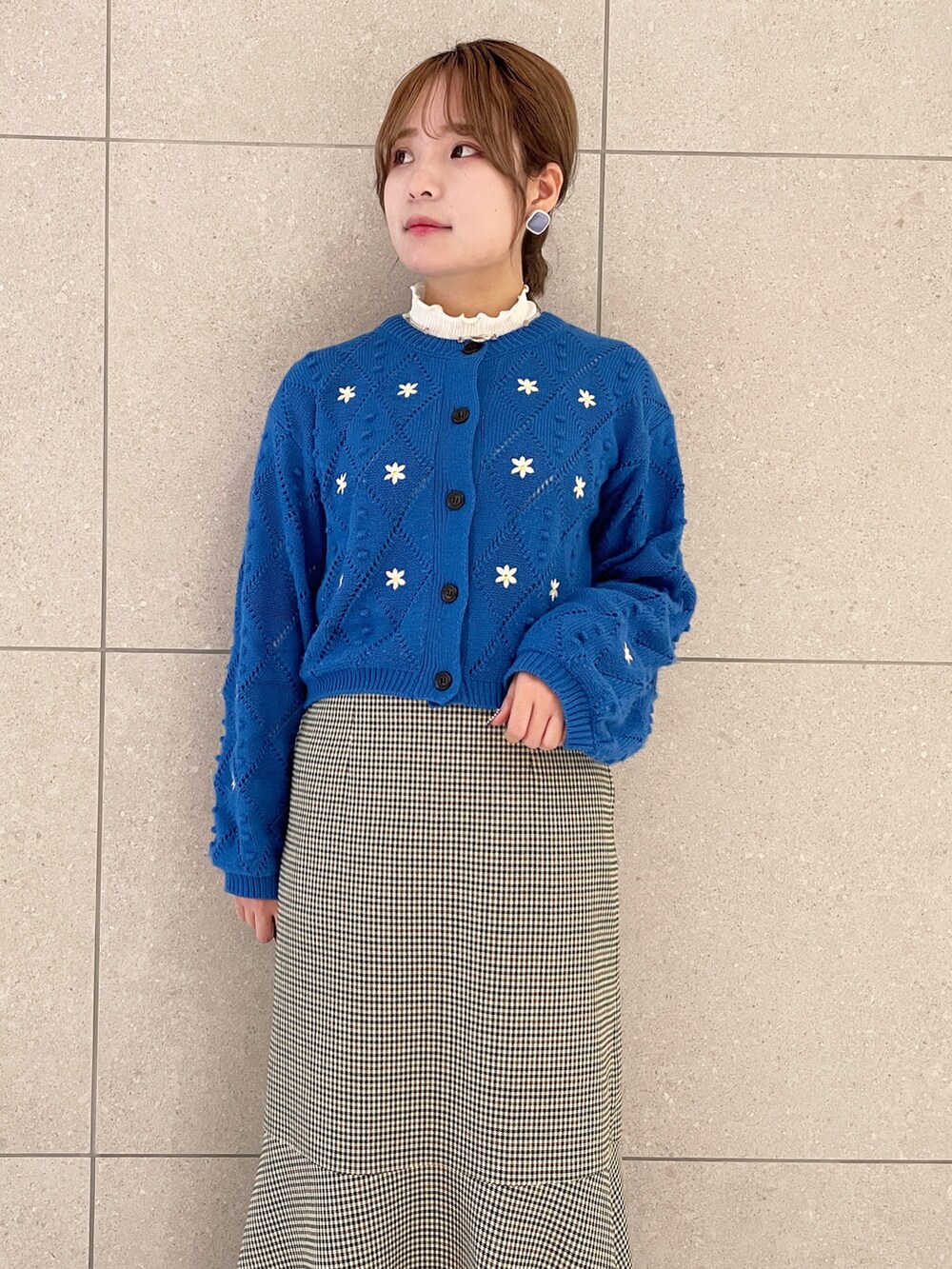 「wcloset、ダブルクローゼット、冬、冬コーデ、ニット、カーディガン、レトロ、レトロニット、マーメイドスカート、チェックスカート、ロングスカート、ハイネック、ショート丈」｜「w closetの【新色追加】5Gポプコン編み+花刺繍カーディガン（カーディガン/ボレロ、ブルー系）」を使った、Shiho Moriokaさん（レディース・157cm）の冬コーディネートの2枚目の写真