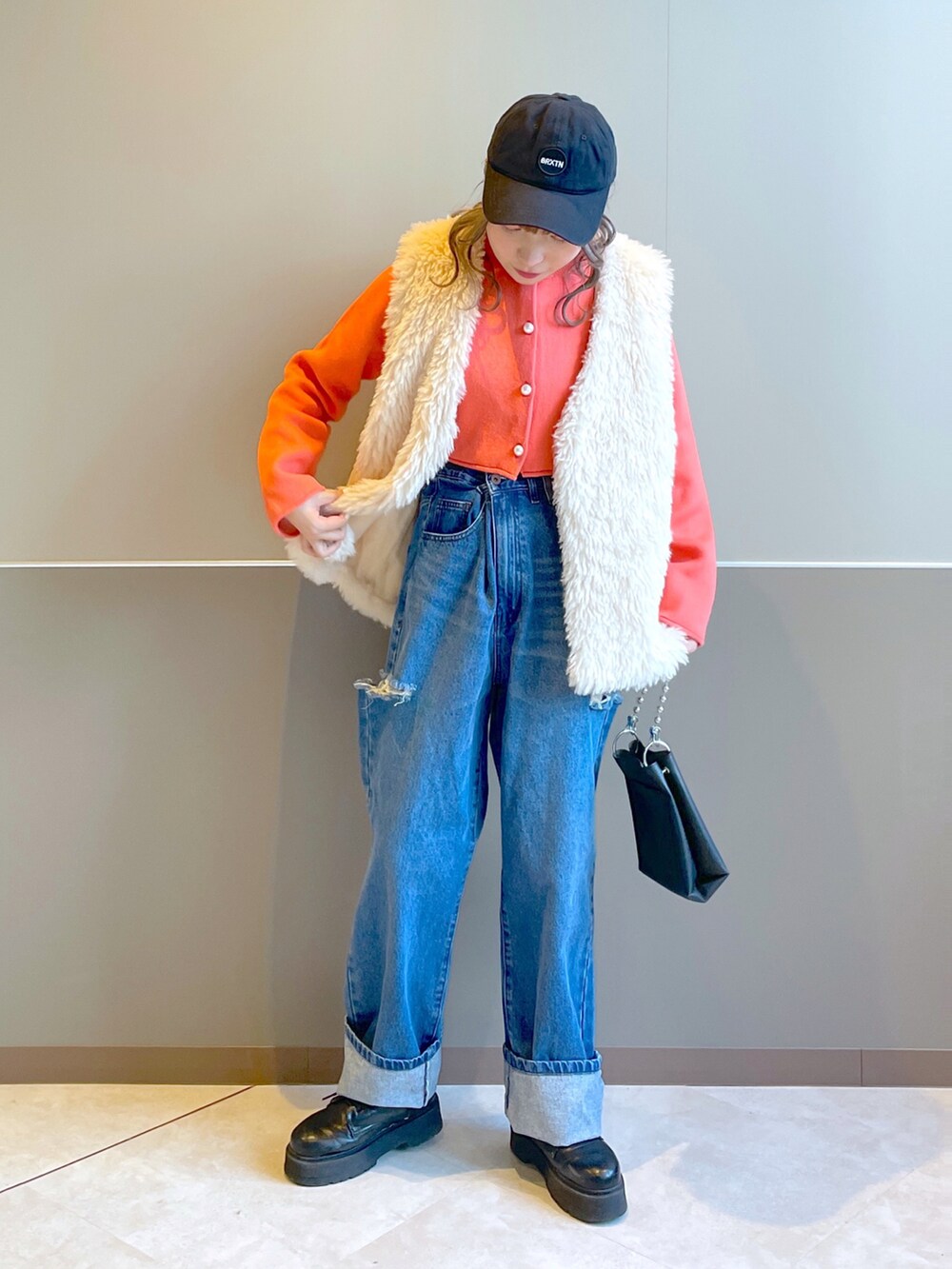 「w closet、wcloset、ダブルクローゼット、秋冬コーデ、カジュアルコーデ、パンツコーデ、大人かわいい、オトナカジュアル、ファーベスト、ショート丈トップス、カーディガン、パール、ダメージデニムパンツ、デニム、骨格ストレート」｜「w closetのショートクルーネックカーディガン（カーディガン/ボレロ、レッド系）」を使った、Shiho Moriokaさん（レディース・157cm）の秋コーディネートの2枚目の写真