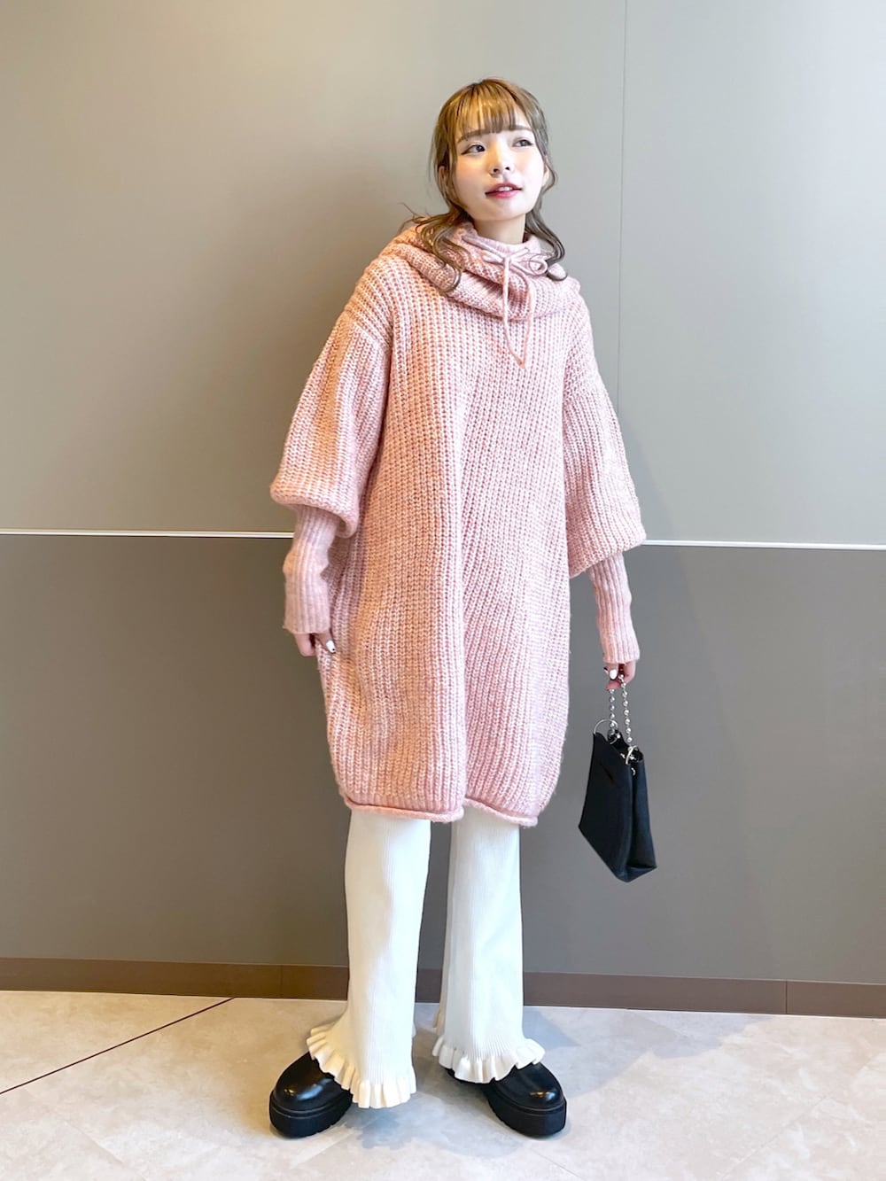 「wcloset、w closet、ダブルクローゼット、冬コーデ、大人カジュアル、カジュアルコーデ、ニット、ニットコーデ、バラクラバ、カラーニット、リブパンツ、カラーコーデ、サイドゴアブーツ、骨格ストレート」｜「w closetの【マルチウェイ】ロングスリーブBIGニット&バラクラバSET（ニット/セーター、ピンク系）」を使った、Shiho Moriokaさん（レディース・157cm）の秋コーディネートの2枚目の写真
