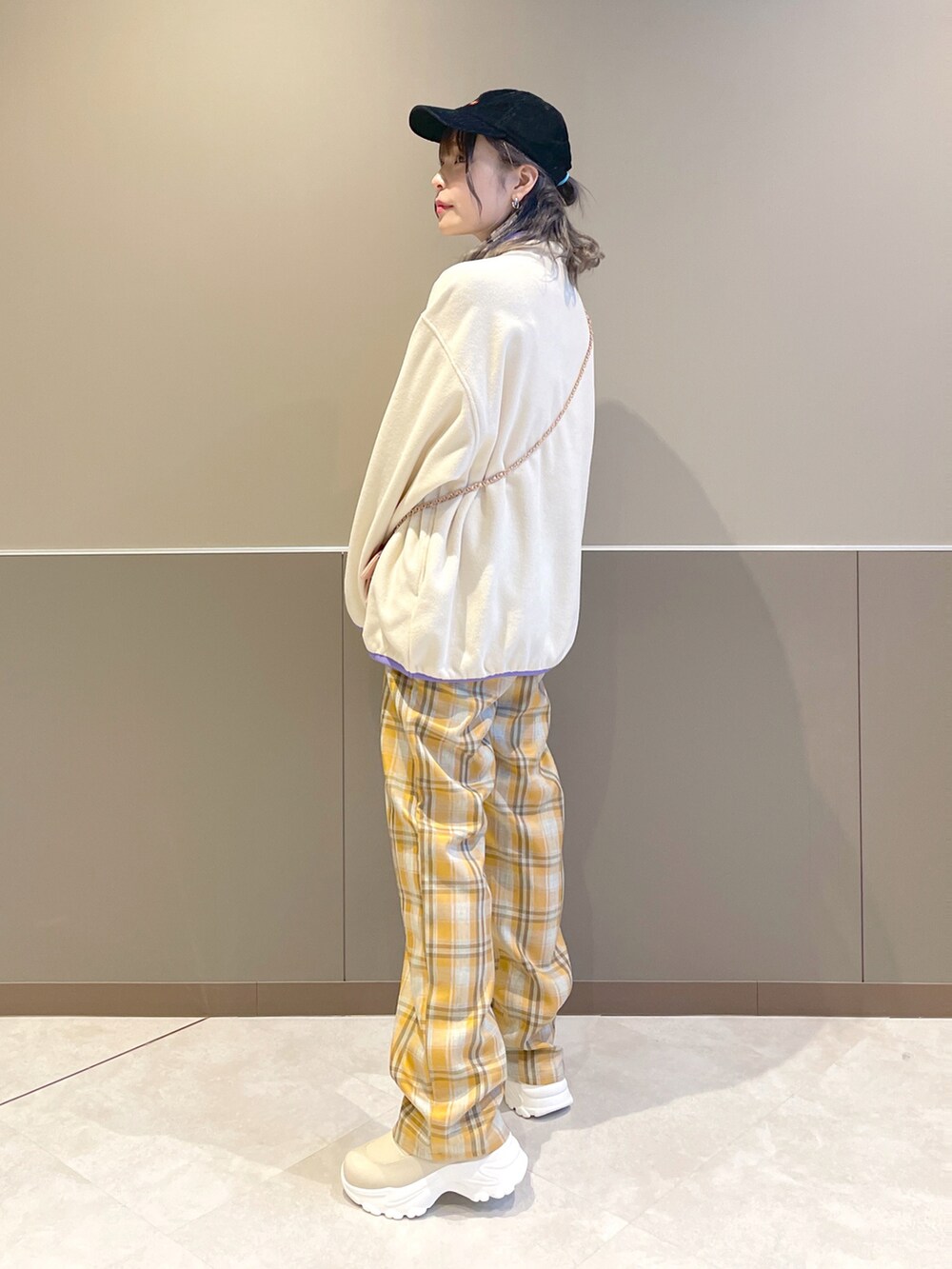 「wcloset、ダブルクローゼット、w closet、秋冬コーデ、大人かわいい、パンツスタイル、秋コーデ、フリース、チェックパンツ、オレンジ、カラーコーデ、カジュアルコーデ、キャップ、オーバーサイズ、骨格ストレート」｜「w closetの★先行予約★フリースハーフスナッププルオーバー【11月中旬入荷】（ジャケット/アウター、ホワイト系）」を使った、Shiho Moriokaさん（レディース・157cm）の秋コーディネートの4枚目の写真