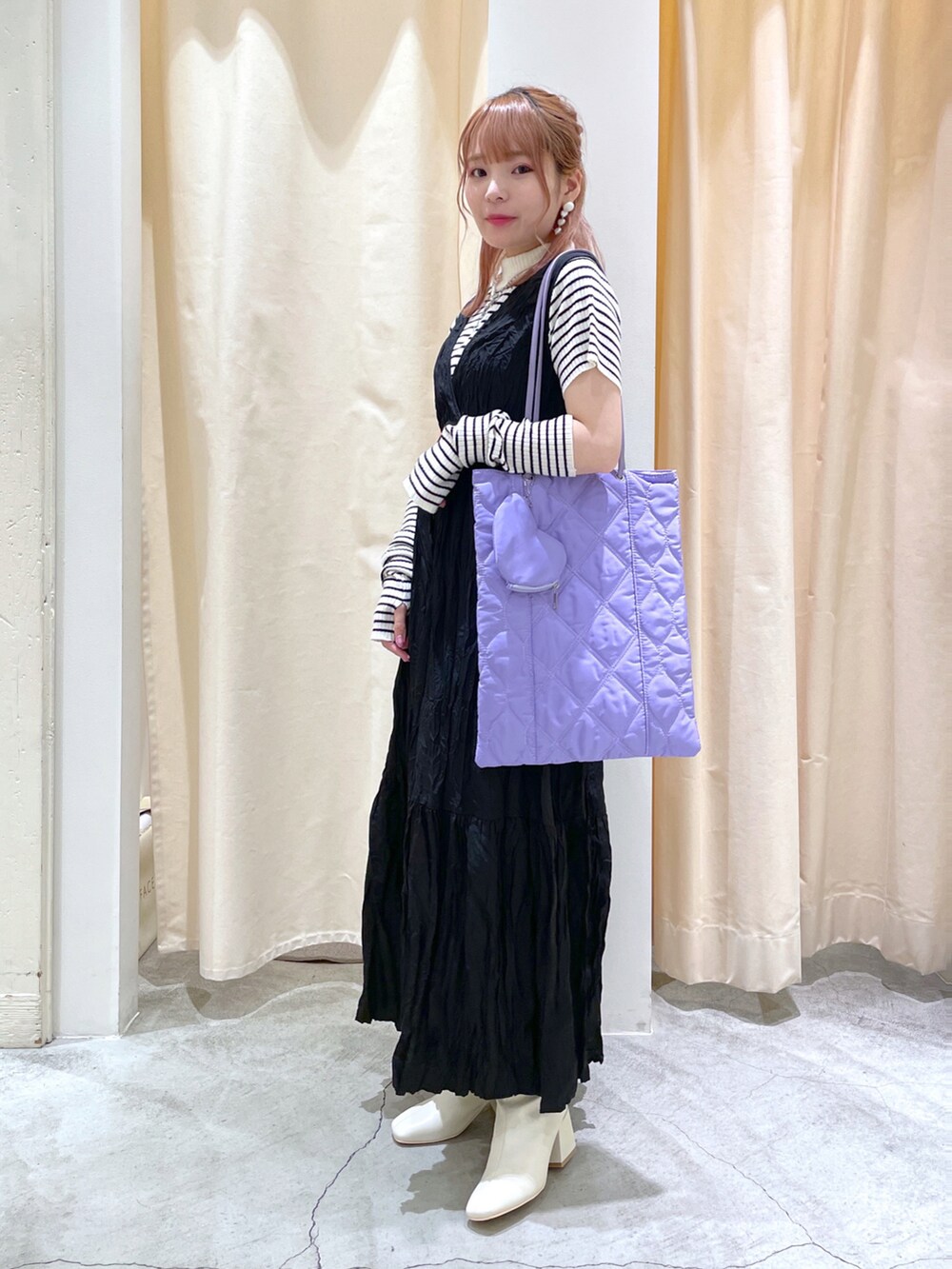「w closet、wcloset、ダブルクローゼット、大人コーデ、秋服準備はじめました、秋のコーデ、ワンピース、秋コーデ、アームウォーマー、アームカバー、ボーダートップス、大人カジュアル、ストレッチブーツ、モノトーン、骨格ストレート」｜「w closetの【マルチウェイ】アームカバー付きバックオープン半袖ニットプルオーバー（ニット/セーター、ホワイト系）」を使った、Shiho Moriokaさん（レディース・157cm）の夏コーディネートの2枚目の写真