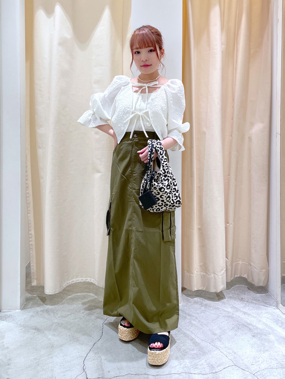 「w closet、wcloset、ダブルクローゼット、ブラウス、甘辛mix、カジュアルガーリー、パフスリーブ、カーゴスカート、カーキ、可愛い、花柄、オトナ女子、大人かわいい、秋服準備はじめました」｜「w closetの【2WAY】リボン付きカーディガン（カーディガン/ボレロ、ホワイト系）」を使った、Shiho Moriokaさん（レディース・157cm）の夏コーディネートの2枚目の写真