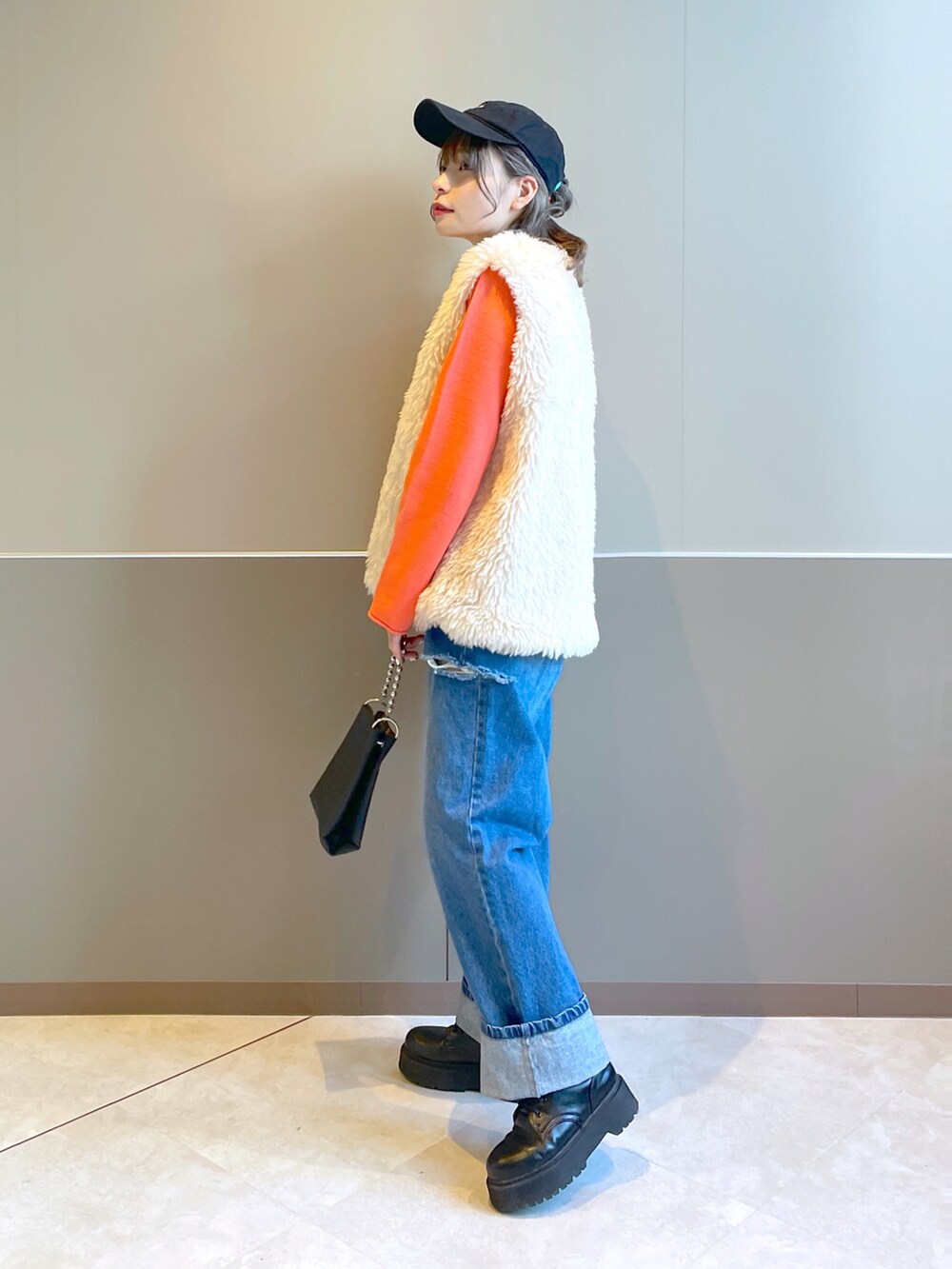 「w closet、wcloset、ダブルクローゼット、秋冬コーデ、カジュアルコーデ、パンツコーデ、大人かわいい、オトナカジュアル、ファーベスト、ショート丈トップス、カーディガン、パール、ダメージデニムパンツ、デニム、骨格ストレート」｜「w closetのショートクルーネックカーディガン（カーディガン/ボレロ、レッド系）」を使った、Shiho Moriokaさん（レディース・157cm）の秋コーディネートの3枚目の写真