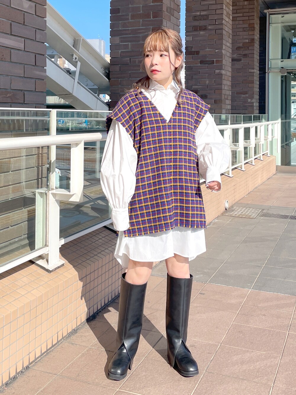 「wcloset、w closet、ダブルクローゼット、秋冬コーデ、冬コーデ、ミニワンピ、シャツワンピ、韓国ファッション、キルティング、キルティングジャケット、ロングブーツ、チェック、ベスト、ベスト×シャツ、骨格ナチュラル」｜「w closetの【マルチウェイ】中綿キルティングVネックジャケット（ミリタリージャケット、ブラック系）」を使った、Shiho Moriokaさん（レディース・157cm）の秋コーディネートの4枚目の写真