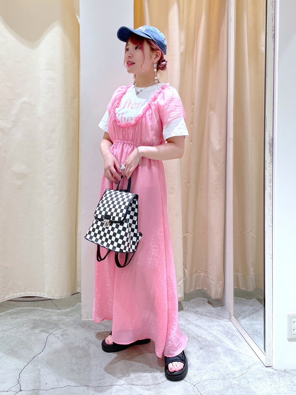 「wcloset、w closet、ダブルクローゼット、alleybywcloset、アリーバイダブルクローゼット、ワンピース、フリルワンピース、ガーリー、夏コーデ、夏ワンピース、甘辛mix、カジュアルガーリー、ポップ、カラーコーデ、骨格ストレート」|「Alley by w closetの【Alley】Uネックシアーフリルワンピース(ワンピース、ピンク系)」を使った、Shiho Moriokaさん(レディース・157cm)の夏コーディネートの2枚目の写真