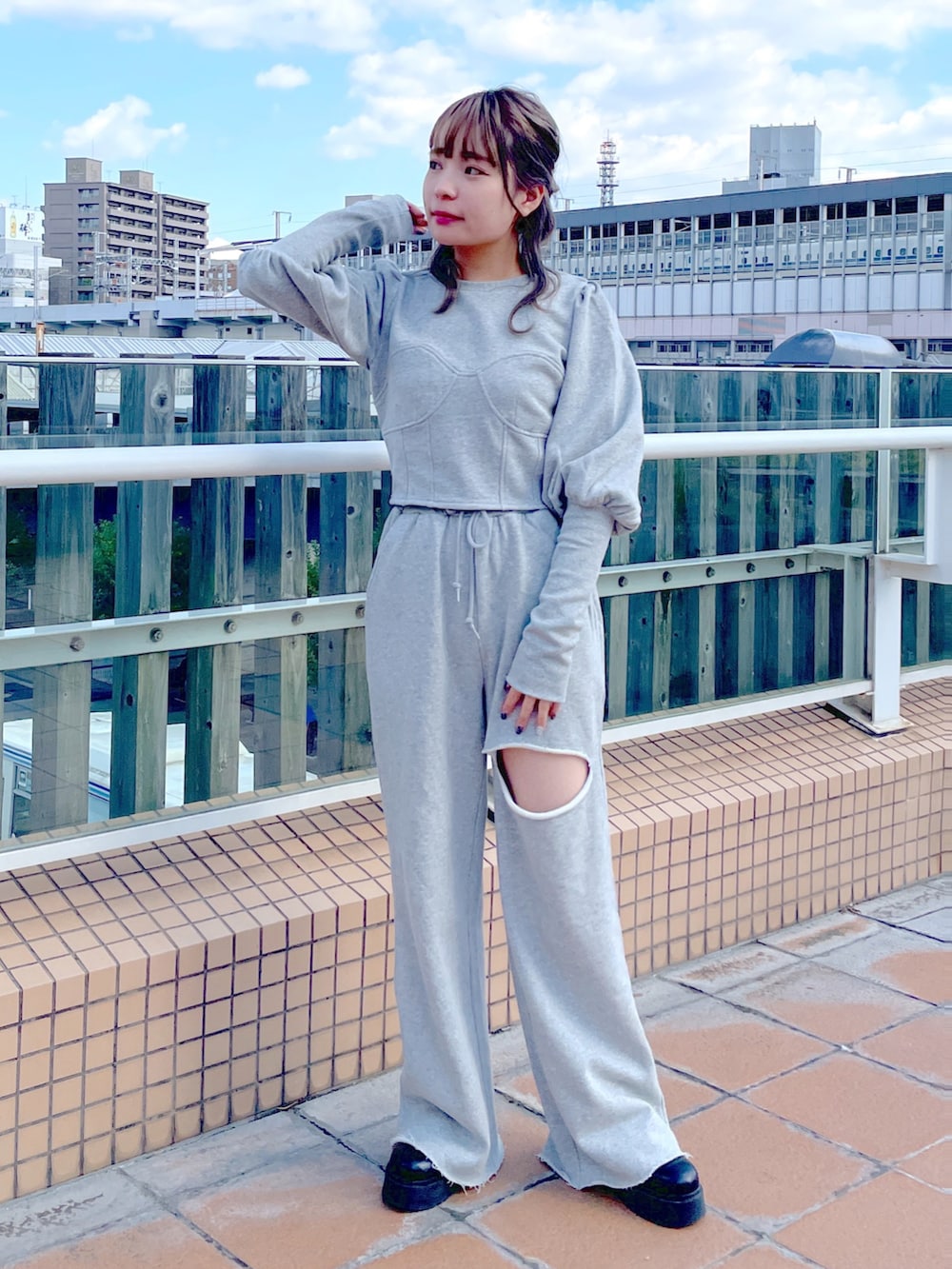 「wcloset、w closet、ダブルクローゼット、alleybywcloset、アリーバイダブルクローゼット、パンツスタイル、セットアップ、スウェットパンツ、カーディガン、カラーコーデ、韓国ファッション、韓国コーデ、骨格ストレート」｜「Alley by w closetの【Alley】ダメージスウェットパンツ（スウェットパンツ、グレー系）」を使った、Shiho Moriokaさん（レディース・157cm）の秋コーディネートの4枚目の写真