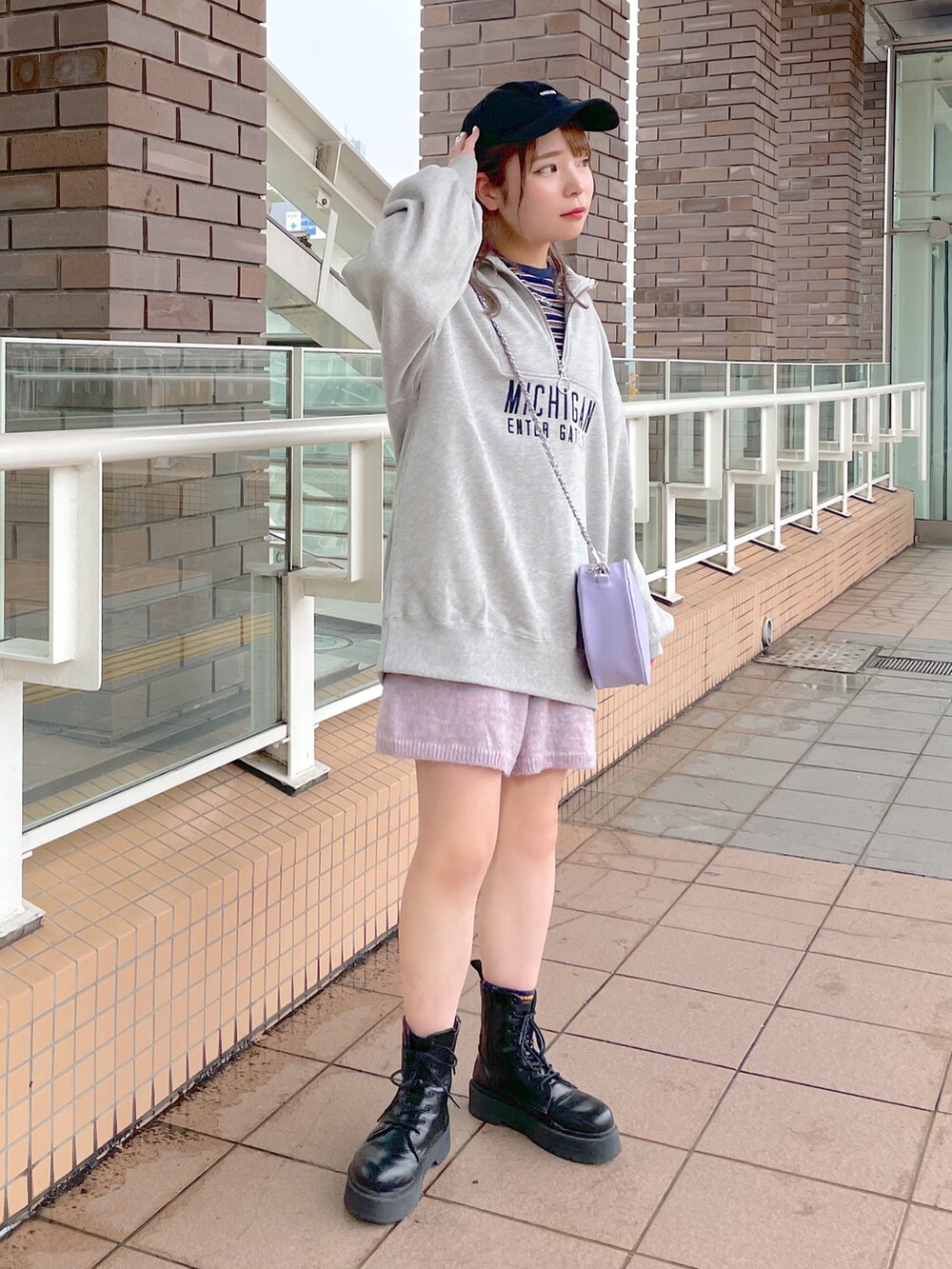 「wcloset、w closet、ダブルクローゼット、秋服コーデ、カジュアルコーデ、スウェット、ハーフジップ、ボーダー、ショートブーツ、ショートパンツ、ニットパンツ、カラーコーデ、ハートバッグ、カジュアル、骨格ストレート」｜「w closetのハーフZIP刺繍スウェット（スウェット、グレー系）」を使った、Shiho Moriokaさん（レディース・157cm）の秋コーディネートの3枚目の写真