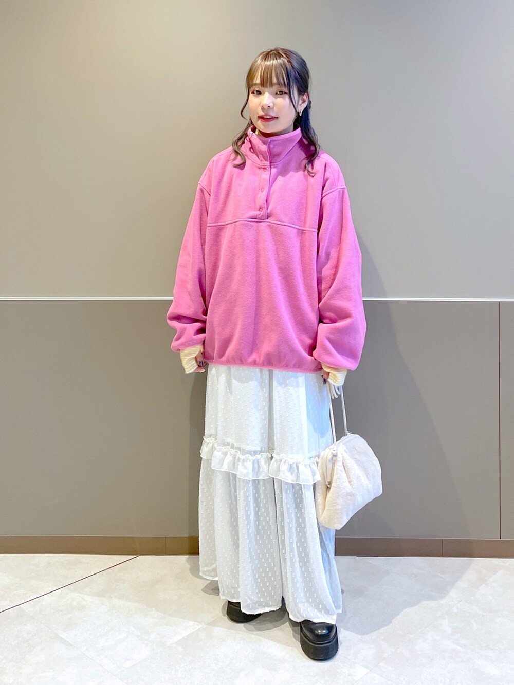 「w closet、wcloset、ダブルクローゼット、カジュアル、カジュアルガーリー、甘辛mix、甘辛コーデ、フリース、ワンピース、レースワンピース、フリルワンピース、カラーコーデ、ピンク、骨格ストレート」｜「w closetの★先行予約★フリースハーフスナッププルオーバー【11月中旬入荷】（ジャケット/アウター、ピンク系）」を使った、Shiho Moriokaさん（レディース・157cm）の秋コーディネートの2枚目の写真