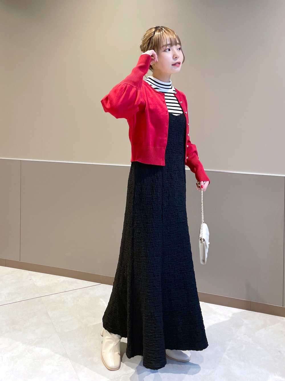 Shiho Moriokaさんの「ハートボタンカーディガン（w closet）」を使ったコーディネートの2枚目の写真