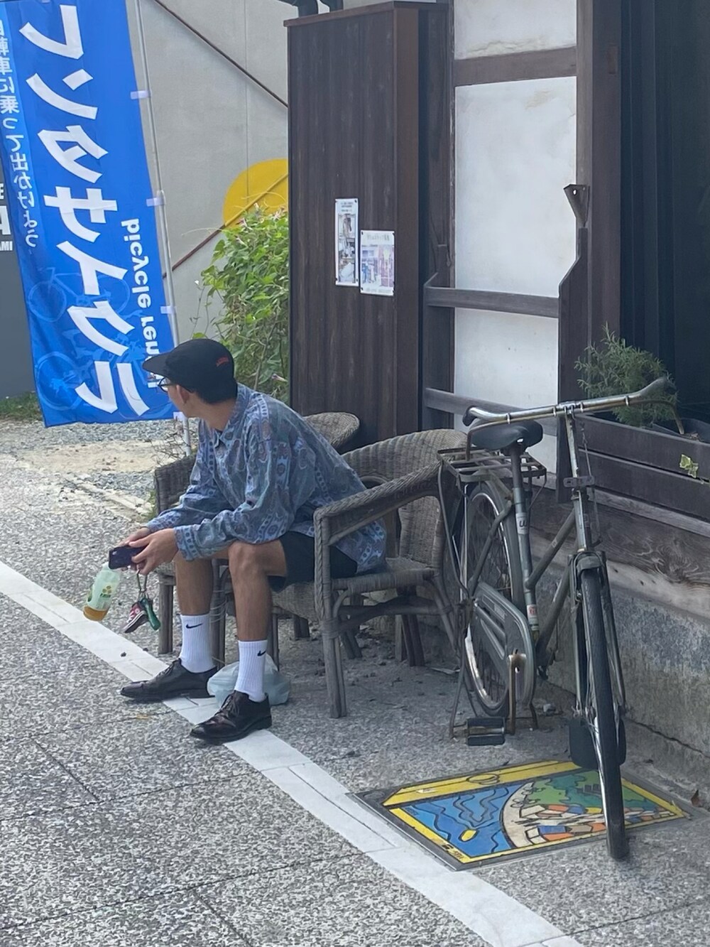 ブルー系のシャツ/ブラウス、ブラック系のその他パンツ、ブラック系のドレスシューズを着用したメンズの秋コーディネートの2枚目の写真
