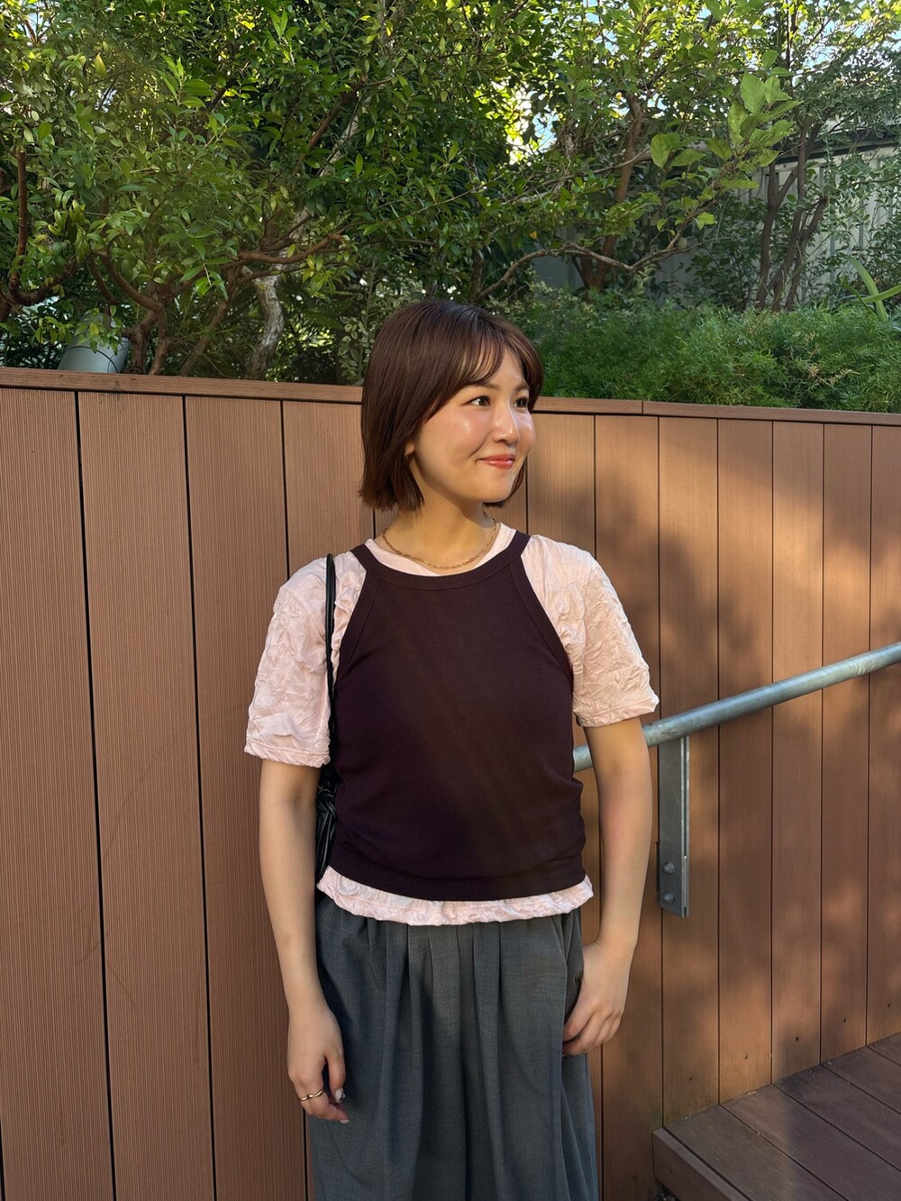 ピンク系のTシャツ/カットソーを着用したレディースの夏コーディネートの2枚目の写真