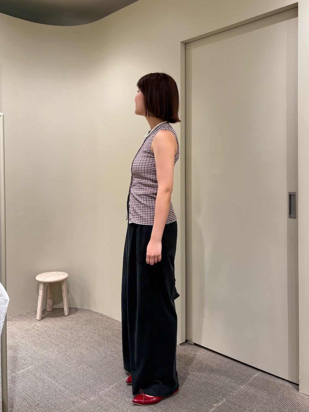 ブラウン系のキャミソール、ブラック系のその他パンツを着用したレディースの夏コーディネートの2枚目の写真
