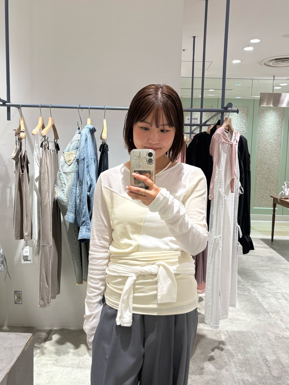 ホワイト系のTシャツ/カットソー、グレー系のその他パンツを着用したレディースの春コーディネートの2枚目の写真