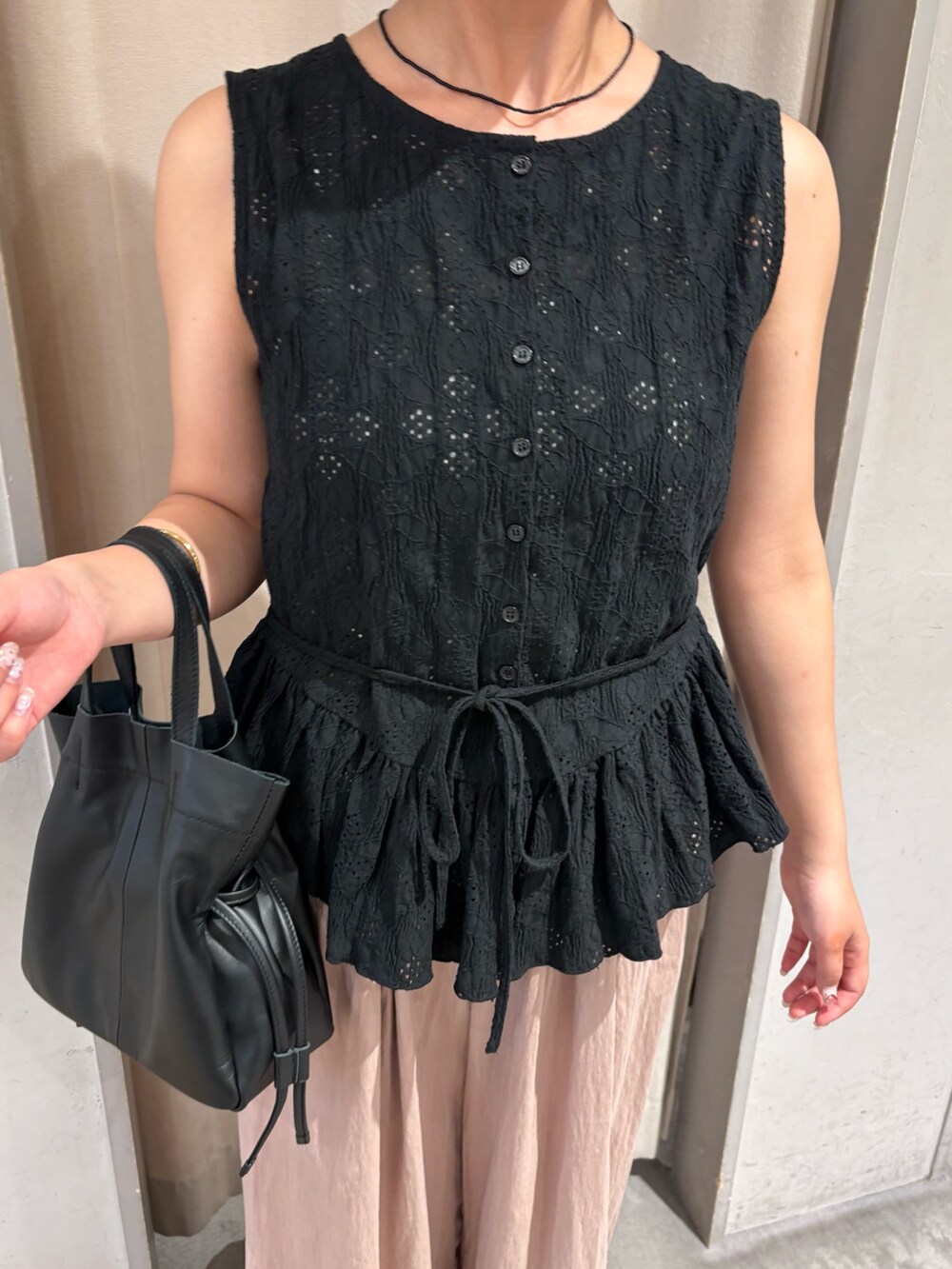 ブラック系のシャツ/ブラウス、ピンク系のその他パンツを着用したレディースの夏コーディネートの2枚目の写真