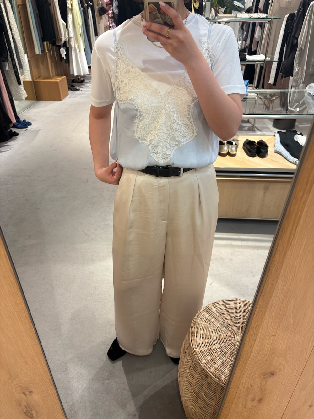 ホワイト系のTシャツ/カットソー、ブルー系のシャツ/ブラウス、ホワイト系のその他パンツを着用したレディースの春コーディネートの2枚目の写真