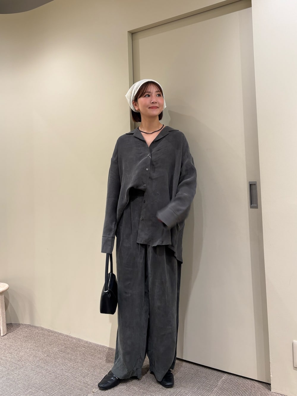 グレー系のシャツ/ブラウス、グレー系のその他パンツを着用したレディースの秋コーディネートの2枚目の写真