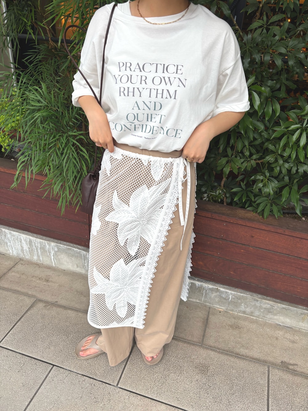 ホワイト系のTシャツ/カットソー、ホワイト系のスカート、ベージュ系のその他パンツを着用したレディースの夏コーディネートの2枚目の写真