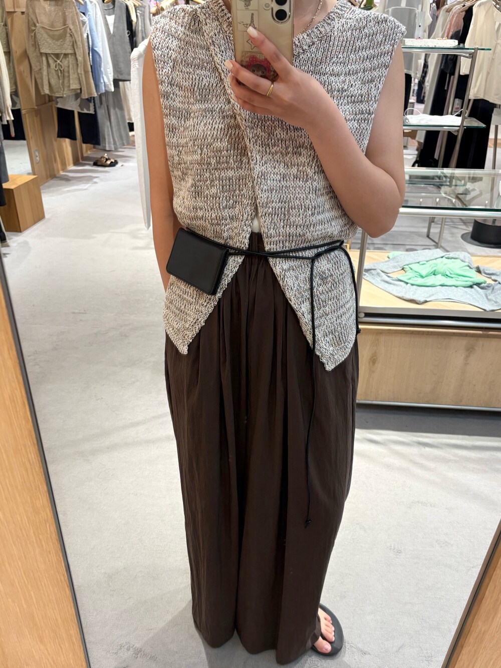 ブラウン系のニット/セーター、ブラウン系のその他パンツ、ホワイト系のトートバッグを着用したレディースの夏コーディネートの3枚目の写真