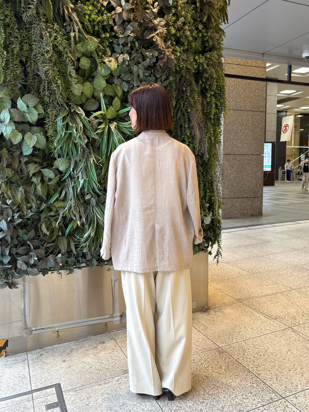 ホワイト系のシャツ/ブラウス、ベージュ系のテーラードジャケット、ホワイト系のその他パンツを着用したレディースの夏コーディネートの2枚目の写真