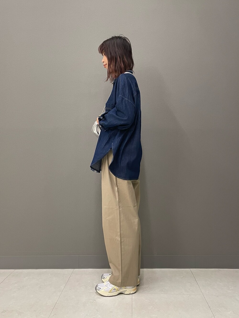 ベージュ系のその他パンツ、シルバー系のショルダーバッグ、ブルー系のシャツ/ブラウスを着用したレディースの冬コーディネートの4枚目の写真
