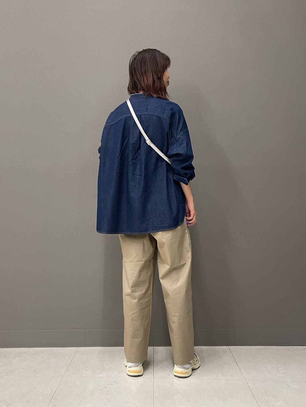ベージュ系のその他パンツ、シルバー系のショルダーバッグ、ブルー系のシャツ/ブラウスを着用したレディースの冬コーディネートの6枚目の写真